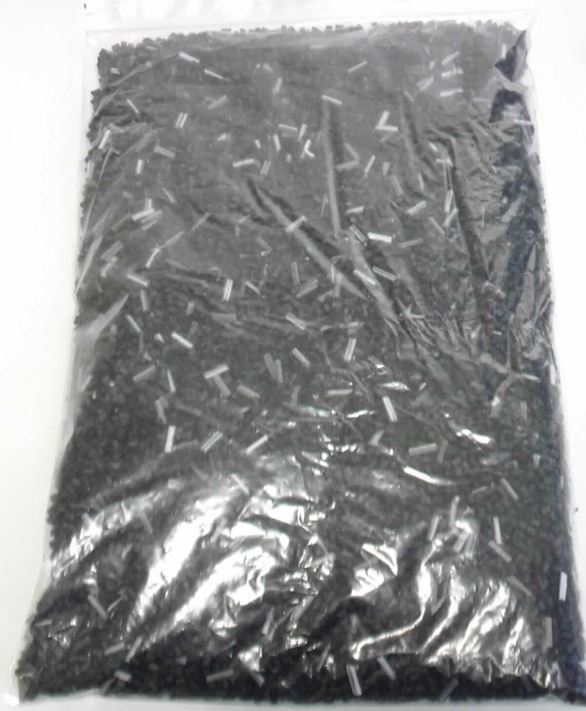 Angaben des Antragstellers:
Styrol-basiertes, thermoplastisches Elastomer, flammhemmend
Zur Polymerzusammensetzung liegen vertrauliche Angaben vor.

Feststellungen an einem Warenmuster:
Es wurde ein dunkelgraues Granulat vorgelegt.

Befund:
Es liegt eine Kunststoffmischung in Primärform im Sinne der Unterposition (KN) 3902 9090 vor.