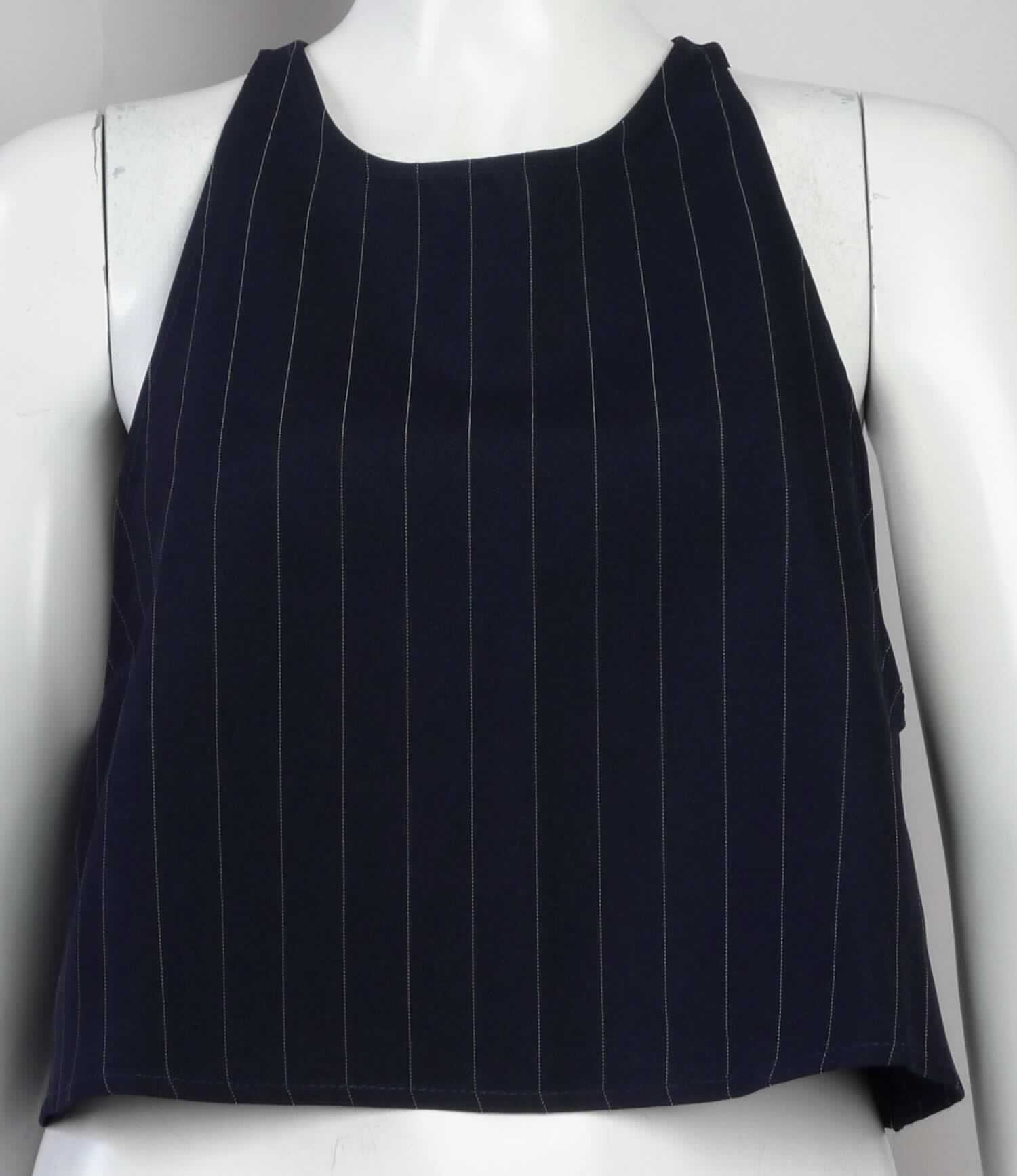 Bluse, sog. kurzes gewebtes Top für Frauen, Art. RSA0398, Größe L, Foto siehe Anlage,
- aus ca. 0,4 mm dicken (leichten), buntgewebten Geweben aus laut Antrag 100 % Polyester (synthetische  
  Chemiefasern)
- über die Taille reichend (Rückenlänge: ca. 43 cm), 
- mit einem runden Halsausschnitt,
- hinten mit einer durchgehenden Öffnung, die im Nacken mit einem Knopf geschlossen wird; ohne Hinweise 
  auf den Trägerkreis (unisex),
- ärmellos, 
- am unteren Rand durch Umschlagen und Festnähen gesäumt,
- erfüllt die Merkmale zur Einreihung als Bluse, somit keine Ware der Position 6211. 

"Bluse, aus Geweben, für Frauen, aus Chemiefasern"