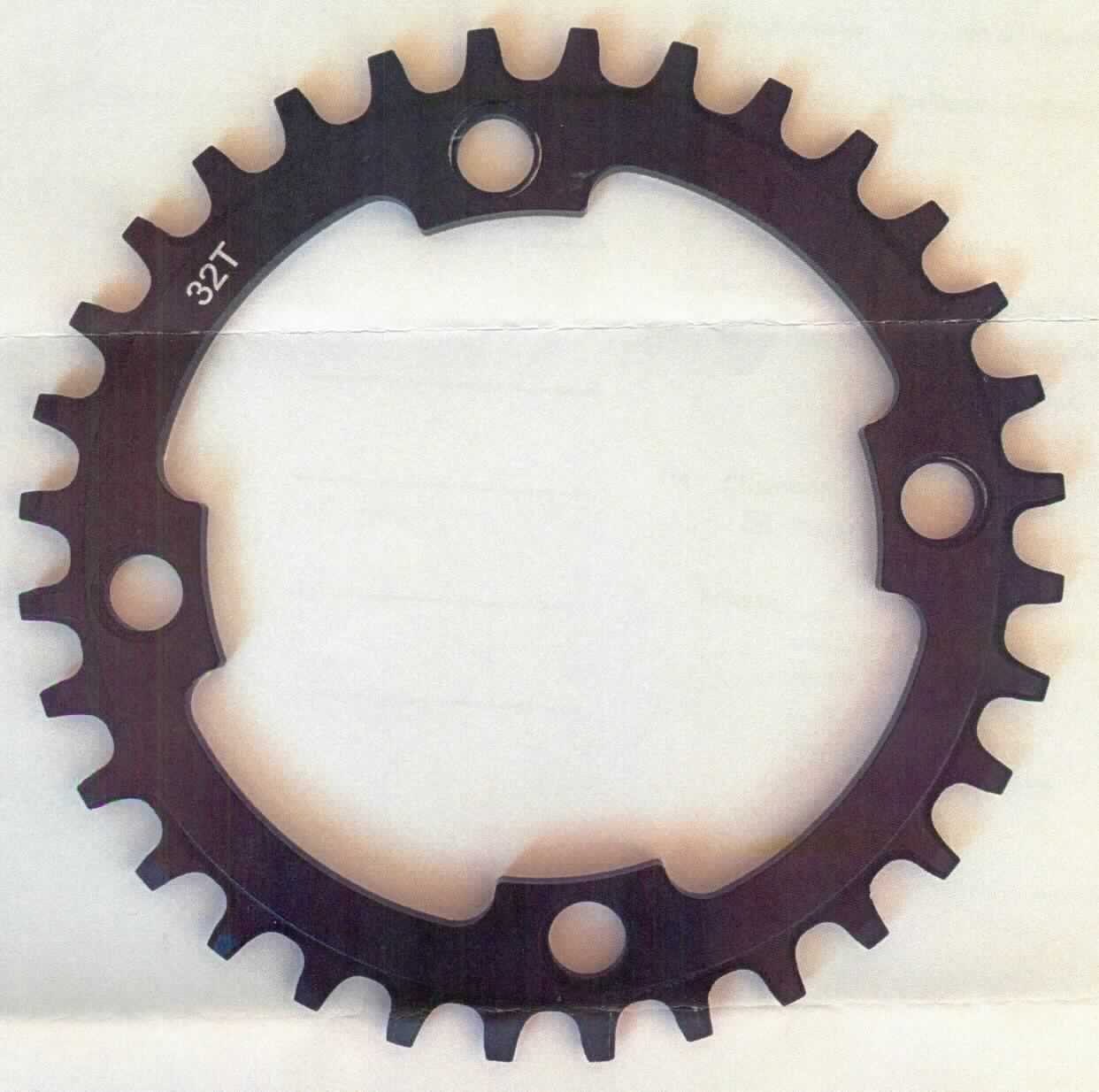 Kettenblatt für Fahrräder, Foto siehe Anlage,
- Zahnrad aus laut Antrag Aluminium (7075),
- zur Verwendung als Kettenblatt in einer Kurbelgarnitur,
- mit einem Lochkreis von laut Antrag 4 x 104 und 32 Zähnen,
- stellt sich insbesondere aufgrund der Form und den Abmessungen als ein
  erkennbares Teil der Kurbelgarnitur eines Fahrrades dar.

"Teil für Fahrräder der Position 8712, Teil einer Kurbelgarnitur (Kettenblatt)"