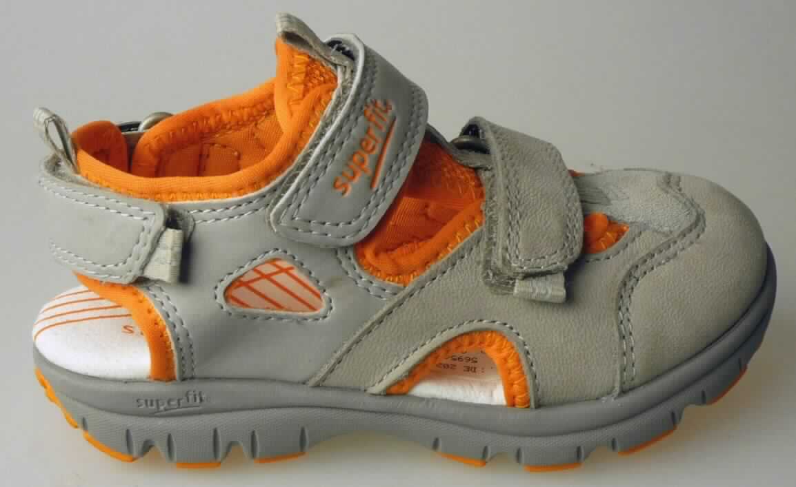 Freizeitschuhe (lt. Antrag: "Kindersandale geschlossen, Art. 170/0 Größe 25", Foto siehe Anlage)
- mit Laufsohlen aus (lt. Antrag) Kautschuk; ohne Hauptsohle aus Holz, 
- mit Oberteil (nicht geschlossenes Blatt) aus Leder (den größten Teil der Außenfläche bildend) und 
  Kunststoff (Spinnstoff mit einer mit dem bloßen Auge wahrnehmbaren Außenschicht aus Kunststoff),
- mit Randeinfassungen aus Spinnstoff verstärkt,
- mit Klettverschluss,
- ohne Metallschutz in der Vorderkappe,
- nicht den Knöchel bedeckend, 
- mit einer größten Höhe des Absatzes und der Sohle von weniger als 3 cm,
- mit einer Länge der Innensohle von weniger als 24 cm

"Schuhe mit Laufsohlen aus Kautschuk und Oberteil aus Leder, andere als in den UPos. 6403 1200 
bis 6403 9911 genannt, mit einer Länge der Innensohle von weniger als 24 cm"