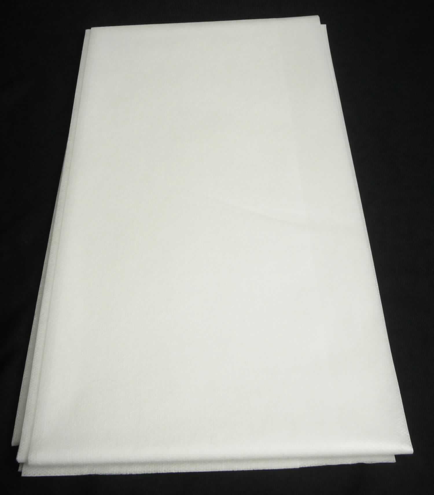 Vliesstoff mit Lage, sog. Einmal Vlieslaken, Nonwoven Bedsheet, Foto siehe Anlage,
- rechteckig zugeschnitten (somit nicht konfektioniert); in den Abmessungen (L x B): ca. 210 cm x 100 cm,
- laut Untersuchungsergebnis:
-- einlagiger, punktuell thermisch verfestigter Vliesstoff aus synthetischen Filamenten (laut Antrag: Polypropylen, 
   keine meltblown Fasern),
-- mit einem Quadratmetergewicht von ca. 46 g,
-- weder bestrichen noch überzogen; einseitig mit einer Lage aus einer Kunststofffolie (kein Zellkunststoff) 
   versehen,
- u. a. aufgrund der fehlenden Konfektionierung keine Ware der Positionen 6302 oder 6307.

"Vliesstoff, aus synthetischen Filamenten, mit einem Quadratmetergewicht von mehr als 25 g bis 70 g, weder 
 bestrichen noch überzogen, anderer als in den Unterpositionen 5603 1290 10 bis 5603 1290 70 genannte"