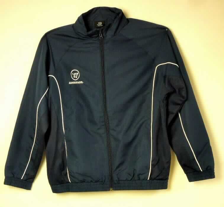 Trainingsanzug, sog. Track jacket W2 und Track pants W2, Art. TRSUSP12, Größe S, Fotos siehe Anlage,
- bestehend aus Ober- und Unterteil, 
- erkennbar dazu bestimmt, ausschließlich oder im Wesentlichen bei der Ausübung eines Sports getragen zu 
  werden, somit keine Einreihung in verschiedene Positionen,
- aus ca. 0,3 mm dicken, einfarbigen Geweben und ca. 1/3 der Ärmel und seitlich (Oberteil) bzw. seitlich im Bereich
  der Oberschenkel (Unterteil) aus ca. 0,6 mm dicken, einfarbigen Gewirken, laut Antrag beide Flächenerzeugnisse 
  aus 100 % Polyamid (synthetische Chemiefasern),
- durchgehend gefüttert,
- mit einem Oberteil und einem Unterteil aus den o. g. Geweben und Gewirken, somit nicht aus ein 
  und demselben Flächenerzeugnis hergestellt, daher getrennte Einreihung innerhalb der Position 6211, 
- ohne Hinweise auf den Trägerkreis (unisex), 
- im Hinblick auf den Umfang und das äußere Erscheinungsbild sind die Gewebe charakterbestimmend,
- Oberteil: 
-- über die Taille reichend (Rückenlänge: ca. 65 cm), 
-- mit einem Stehkragen, 
-- vorn mit einer durchgehenden Öffnung mit einem bis in die Kragenspitzen reichenden Reißverschluss, 
-- mit langen Ärmeln, an den Ärmelenden mit verengenden, elastischen Abschlüssen,
-- vorn mit zwei eingesetzten Taschen mit Reißverschluss unterhalb der Taille, 
-- im unteren Bereich der Rückseite mit einem Aufdruck verziert,
-- am unteren Rand mit einem verengenden, elastischen Bund.

"Trainingsanzug, aus Geweben, für Frauen, aus Chemiefasern, gefüttert, nicht mit Außenseite aus ein und 
  demselben Flächenerzeugnis, Oberteil"