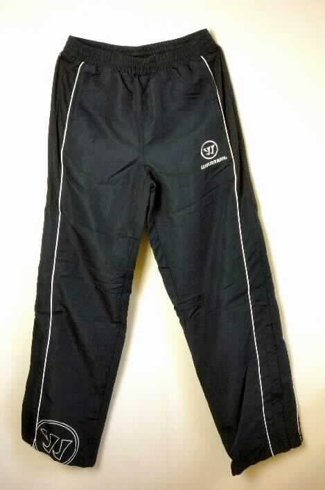 Trainingsanzug, sog. Track jacket W2 und Track pants W2, Art. TRSUSP12, Größe S, Fotos siehe Anlage,
- bestehend aus Ober- und Unterteil, 
- erkennbar dazu bestimmt, ausschließlich oder im Wesentlichen bei der Ausübung eines Sports getragen zu 
  werden, somit keine Einreihung in verschiedene Positionen,
- aus ca. 0,3 mm dicken, einfarbigen Geweben und ca. 1/3 der Ärmel und seitlich (Oberteil) bzw. seitlich im Bereich
  der Oberschenkel (Unterteil) aus ca. 0,6 mm dicken, einfarbigen Gewirken, laut Antrag beide Flächenerzeugnisse 
  aus 100 % Polyamid (synthetische Chemiefasern),
- durchgehend gefüttert,
- mit einem Oberteil und einem Unterteil aus den o. g. Geweben und Gewirken, somit nicht aus ein 
  und demselben Flächenerzeugnis hergestellt, daher getrennte Einreihung innerhalb der Position 6211, 
- ohne Hinweise auf den Trägerkreis (unisex), 
- im Hinblick auf den Umfang und das äußere Erscheinungsbild sind die Gewebe charakterbestimmend,
- Unterteil: 
-- in der Taille abschließend; mit einem elastischen Taillenbund mit Tunnelzug,
-- ohne Öffnung und ohne Verschluss,
-- vorn mit zwei eingesetzten, offenen Taschen,
-- mit knöchellangen Hosenbeinen, vorn im unteren Bereich des rechten Hosenbeins mit einem Aufdruck verziert,
-- an den Beinabschlüssen durch Umschlagen und Festnähen gesäumt und mit ca. 32 cm hochreichenden 
   Öffnungen mit Reißverschluss.

"Trainingsanzug, aus Geweben, für Frauen, aus Chemiefasern, gefüttert, nicht mit Außenseite aus ein und 
  demselben Flächenerzeugnis, Unterteil"