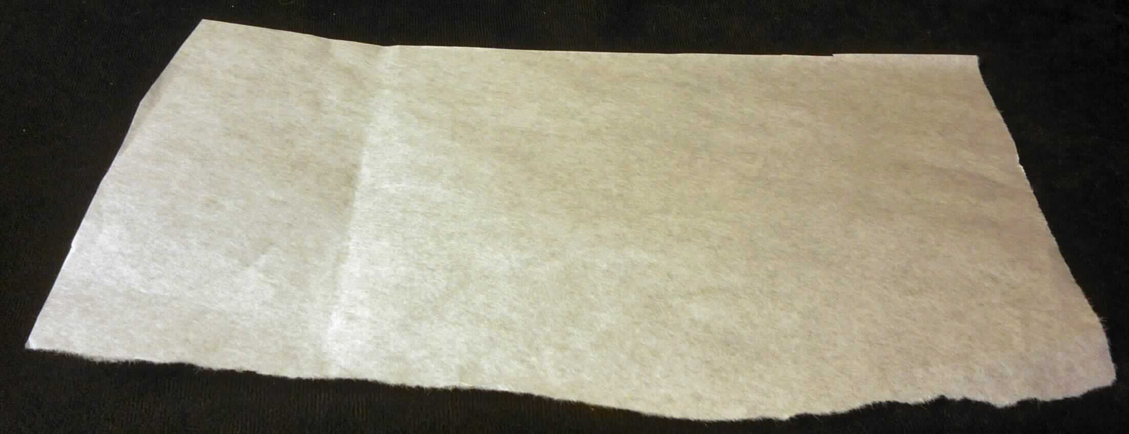 Bei dem als "Overlaypapier" bezeichneten Erzeugnis handelt es sich nach der vorliegenden Warenprobe, dem Untersuchungsergebnis und den ergänzenden Angaben der Antragstellerin um 
- einen weißen, wolkig schwach durchscheinenden Probenabschnitt, 
- aus gebleichtem Nadelholzzellstoff, 
- mit einem Quadratmetergewicht von etwa 29 g (nicht klimatisiert), 
- einem Aschegehalt von weniger als 3 GHT und 
- einem Berstdruckindex von mehr als 2,5 kPa.m²/g, 
- einem Gehalt an Sulfat- oder Natronzellstoff aus Nadelholz von 80 GHT oder mehr der Gesamtfasermenge,
- in Rollen mit einer Breite von 207 cm.

Derartige Waren gehören als "andere Kraftpapiere, weder gestrichen noch überzogen, mit einem Quadratmetergewicht von 150 g oder weniger, gebleicht, mit einem Gehalt an Sulfat- oder Natronzellstoff aus Nadelholz von 80 GHT oder mehr der Gesamtfasermenge, in der Masse einheitlich gebleicht, ausgenommen Waren der Position 4802 oder 4803, in Rollen mit einer Breite von mehr als 36 cm" zur Codenummer 4804 39 51 00 0 des Zolltarifs.
