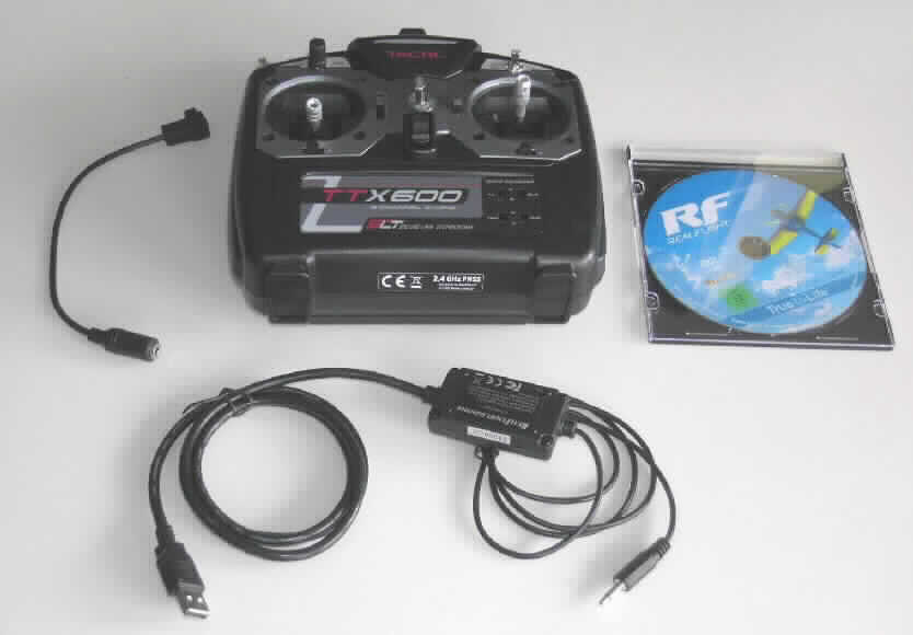 Bei dem sog. Flugsimulator-Spiel handelt es sich um eine Warenzusammenstellung, bestehend aus einem optischen Aufzeichnungsträger in Form einer DVD-ROM (Digital versatile disc - DVD) mit Aufzeichnung, einer Fernsteuerung (Controller), einem Adapterkabel und einem Interface mit Kabelanschluss (USB- und Klinkenstecker).

Sämtliche Bestandteile sind gemeinsam in einem bedruckten Pappkarton verpackt; sie bilden eine Warenzusammenstellung in Aufmachung für den Einzelverkauf. Die in einer Kunststoffhülle mit Anleitung befindliche DVD bestimmt hinsichtlich des Wertes den Charakter des Ganzen.

Die DVD-Disc beinhaltet eine Programmsoftware für ein Computerspiel zur Verwendung mit einer automatischen Datenverarbeitungsmaschine (PC). 

Das Erzeugnis ist als "Platte, optischer Aufzeichnungsträger, mit Aufzeichnung, Platte ("disc") für Laserabnehmersysteme, "Digital versatile disc - (DVD)", keine Tonaufzeichnungen der Lesung eines Buches enthaltend" einzureihen.

Anlage: 1 Abbildung