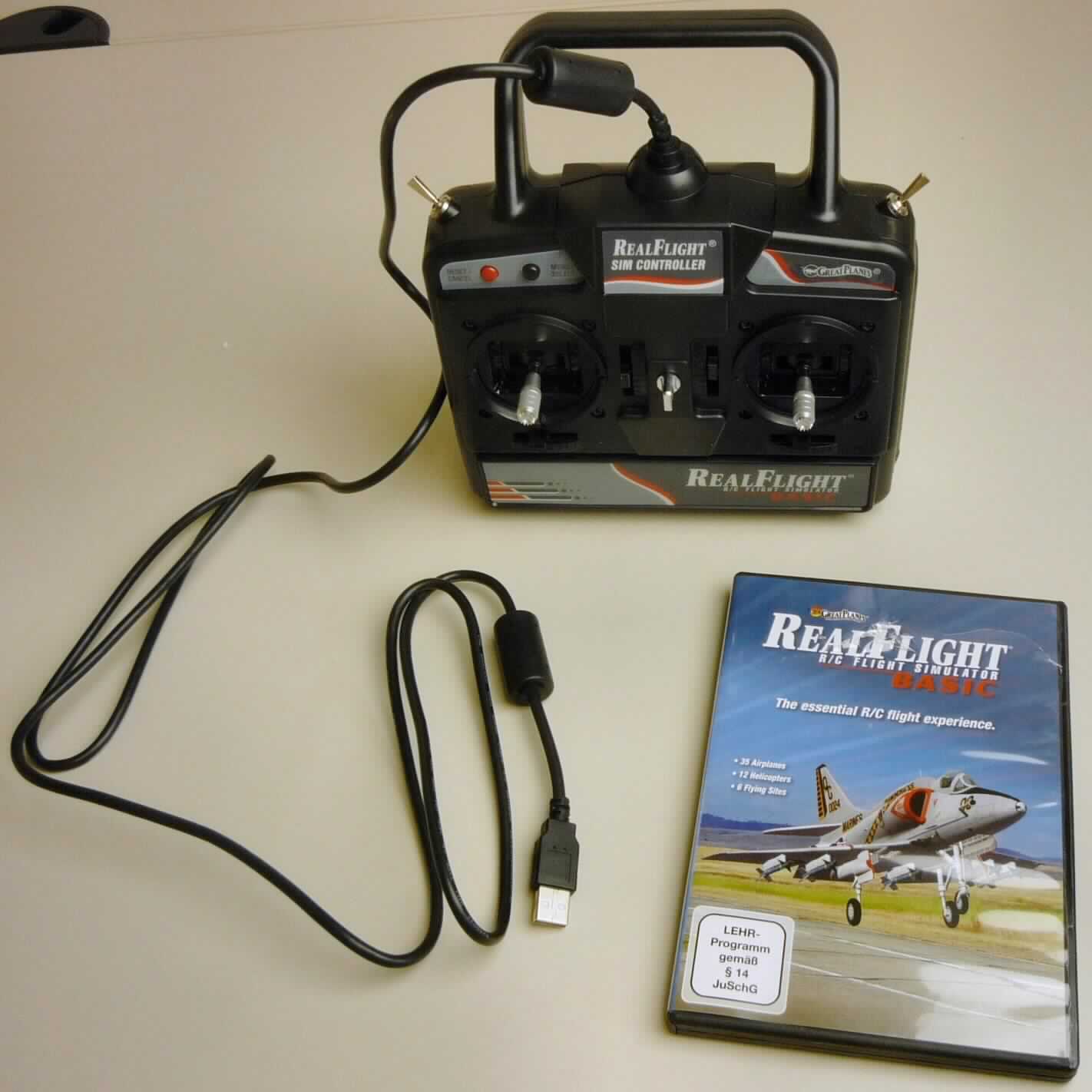 Bei dem sog. Flugsimulator-Spiel handelt es sich um eine Warenzusammenstellung, bestehend aus einem optischen Aufzeichnungsträger in Form einer DVD-ROM (Digital versatile disc - DVD) mit Aufzeichnung und einer Fernsteuerung (Controller).

Die in einer Kunststoffhülle mit Anleitung befindliche DVD und die Fernsteuerung mit Kabelanschluss (USB-Anschluss) sind gemeinsam in einem bedruckten Pappkarton verpackt; sie bilden eine Warenzusammenstellung in Aufmachung für den Einzelverkauf. Die DVD bestimmt gegenüber der Fernsteuerung (Eingabeeinheit) hinsichtlich des Wertes den Charakter der Warenzusammenstellung.

Die DVD-Disc beinhaltet eine Programmsoftware für ein Computerspiel zur Verwendung mit einer automatischen Datenverarbeitungsmaschine (PC). 

Das Erzeugnis ist als "Platte, optischer Aufzeichnungsträger, mit Aufzeichnung, Platte ("disc") für Laserabnehmersysteme, "Digital versatile disc - (DVD)", keine Tonaufzeichnungen der Lesung eines Buches enthaltend" einzureihen.

Anlage: 1 Abbildung