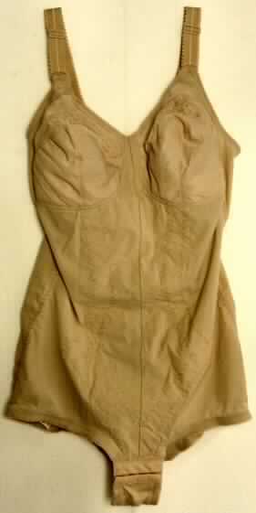 Korselett (einteilige Kombination aus Miederhose und Büstenhalter), sog. Playtex - Kaum zu Glauben Korselett - 
Art. 002859, Foto siehe Anlage,
- aus ca. 0,5 mm dicken, einfarbigen, elastischen Gewirken aus laut Antragsangaben 
  50% Polyamid, 49% Elasthan  und 1% Polyester (alles synthetische Chemiefasern),
- im Büstenbereich von konvexer Form durch ausgearbeitete Büstenteile (dreigeteilter 
  Cup-Zuschnitt), durch den die Einzelbüste unterstützt, korrigiert und geformt wird; 
- im vorderen Bauchbereich doppellagig gearbeitet (verstärkte Bauchpartie, ca. 0,7 mm), 
  dadurch nicht mehr querelastisch,
- mit ca. 20 mm breiten, verstellbaren, elastischen Trägern, 
- im unteren Teil wie eine kurze klassische Miederhose gearbeitet (somit keine Ware der 
  Unterposition 6212 9000), im Schritt mit Hakenverschluss,
- nach Schnitt und Ausstattung dazu bestimmt, gewisse Teile des Körpers zu stützen, somit 
  keine Ware der Position 6108.

"Den Korsetten ähnliche Ware, aus Gewirken, Korselett"
