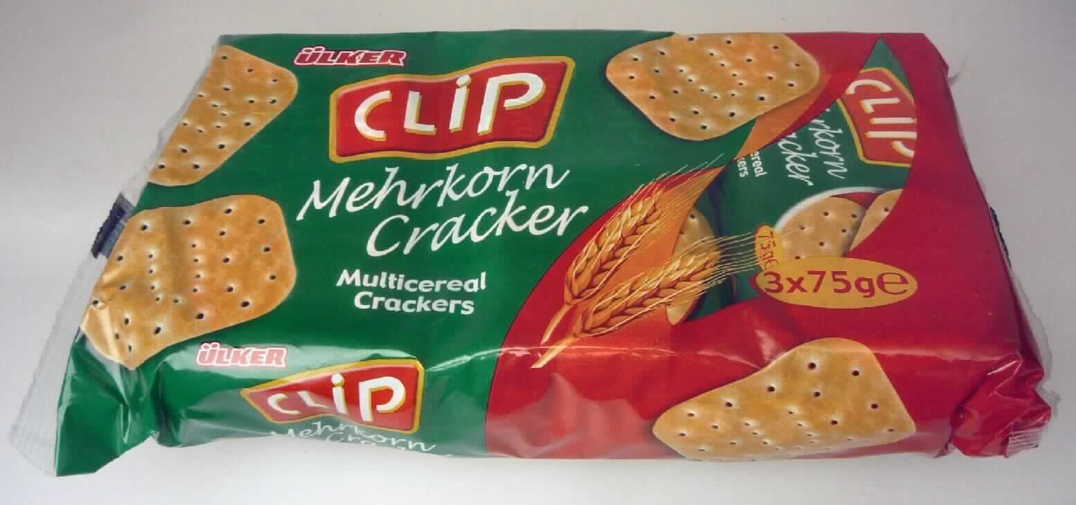 Kräcker

Antragsangaben: 
1858-5 Ülker Mehrkorn Cracker 3 x 75 g
Daten laut beiliegender Rezeptur:
Milchfett: 0,05 %
Milchprotein: 0,06 %
Stärke/Glucose: 47 %
Zucker: 2 %

Beschaffenheit des vorgelegten Warenmusters:
Bunt bedruckter Original-Schlauchfolienbeutel, innen 3 kleinere bedruckte Schlauchfolienbeutel; der Aufdruck 
enthält Angaben zum Erzeugnis (Mehrkorn Cracker; 3 x 75 g) und zu den Zutaten (siehe Feld 8); darin recht-
eckige, hellbraune, gelochte Kekse (ca. 6 cm x 4,5 cm x 0,4 cm); Geschmack Kräckern entsprechend, salzig, 
nicht süß.

Milchfett*: weniger als 1,5 GHT
Milchprotein*: weniger als 2,5 GHT
Stärke/Glucose**: 50 bis weniger als 75 GHT
Saccharose/Invertzucker/Isoglucose***: 0 bis weniger als 5 GHT

*  : Antragsangaben
** : festgestellt gemäß VO (EG) 900/2008, VO (EU) 118/2010
***: festgestellt gemäß VO (EG) 900/2008

Backware, Kekse und ähnliches Kleingebäck, nicht gesüßt