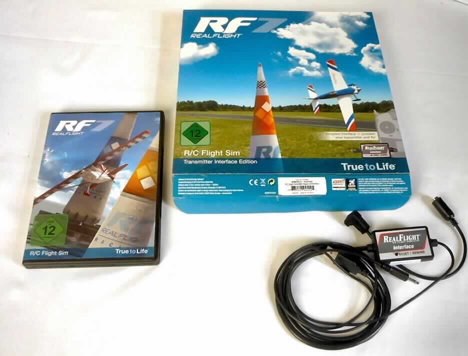 Bei dem sog. Flugsimulator-Spiel handelt es sich um eine Warenzusammenstellung, bestehend aus einem optischen Aufzeichnungsträger in Form einer DVD-ROM (Digital versatile disc - DVD) mit Aufzeichnung und einem Interface mit Kabelanschluss (USB- und Klinkenstecker).

Die in einer Kunststoffhülle mit Anleitung befindliche DVD und das Kabel mit Anschlussstück sind gemeinsam in einem bedruckten Pappkarton verpackt; sie bilden eine Warenzusammenstellung in Aufmachung für den Einzelverkauf. Die DVD bestimmt hinsichtlich des Wertes den Charakter des Ganzen.

Die DVD-Disc beinhaltet eine Programmsoftware für ein Computerspiel zur Verwendung mit einer automatischen Datenverarbeitungsmaschine (PC). 

Das Erzeugnis ist als "Platte, optischer Aufzeichnungsträger, mit Aufzeichnung, Platte ("disc") für Laserabnehmersysteme, "Digital versatile disc - (DVD)", keine Tonaufzeichnungen der Lesung eines Buches enthaltend" einzureihen.

Anlage: 1 Abbildung