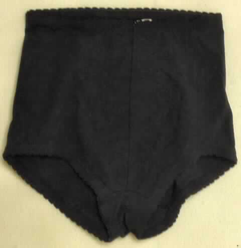 Miederhose, sog. Playtex - Kaum zu Glauben - Miederose, hohe Tallie, Art. 002522, Größe EU 65, Foto siehe Anlage,
- aus ca. 0,5 mm dicken, einfarbigen Gewirken aus laut Antrag 53% Polyamid und 47% 
  Elasthan (beide synthetische Chemiefasern),
- als kuze, klassische Miederhose gearbeitet; mit einer Seitenlänge von ca. 21 cm,
- in der Taille abschließend, mit elastischen Bund,
- die Gewirke sind längselastisch, in der Querrichtung ist die Elastizität begrenzt; im 
  vorderen Bauchbereich doppellagig gearbeitet (verstärkte Bauchpartie, ca. 0,8 mm), dort
  nur noch längselastisch,
- mit elastischen Beinabschlüssen,
- besitzt aufgrund der Materialzusammensetzung, der Schnittform (Taillenslip), der 
  Konstruktion und Verarbeitung die Eigenschaft, gewisse Teile des Körpers zu stützen 
  (damit kein Slip der Position 6108).


"Den Hüftgürteln ähnliche Ware, aus Gewirken, Miederhose"