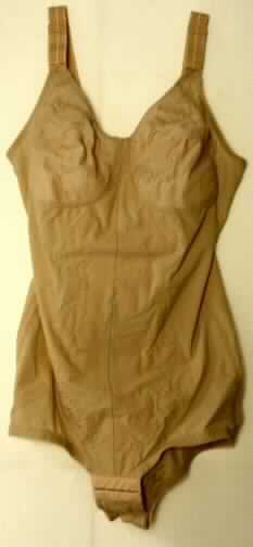 Korselett (einteilige Kombination aus Miederhose und Büstenhalter), sog. Playtex - Kaum zu Glauben Korselett - 
Art. 002858, Foto siehe Anlage,
- aus ca. 0,5 mm dicken, einfarbigen, elastischen Gewirken aus laut Antragsangaben 
  50% Polyamid, 49% Elasthan  und 1% Polyester (alle synthetische Chemiefasern),
- im Büstenbereich von konvexer Form durch ausgearbeitete Büstenteile (dreigeteilter 
  Cup-Zuschnitt), durch den die Einzelbüste unterstützt, korrigiert und geformt wird; 
- im vorderen Bauchbereich doppellagig gearbeitet (verstärkte Bauchpartie, ca. 0,7 mm), 
  dadurch nicht mehr querelastisch,
- mit ca. 20 mm breiten, verstellbaren, elastischen Trägern, 
- im unteren Teil wie eine kurze klassische Miederhose gearbeitet (somit keine Ware der 
  Unterposition 6212 9000), im Schritt mit Hakenverschluss,
- nach Schnitt und Ausstattung dazu bestimmt, gewisse Teile des Körpers zu stützen, somit 
  keine Ware der Pos 6108; das Kleidungsstück wird aufgrund der Gesamtbeschaffenheit 
  üblicherweise in der oberen Hälfte nicht sichtbar als Oberkleidung getragen, somit auch 
  keine Ware der Pos. 6114.

"Den Korsetten ähnliche Ware, aus Gewirken, Korselett"