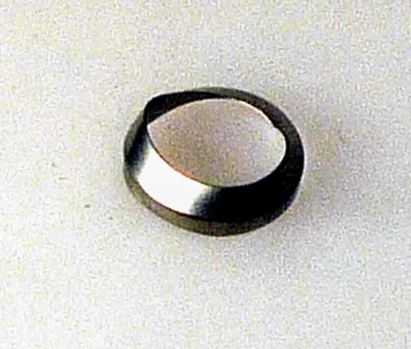 Es handelt sich um Ringe aus einem Blechstreifen, die zu etwa zwei Dritteln ihrer Höhe nach innen abgewinkelt sind. 
Die aus Nickel gefertigten Erzeugnisse werden als Dichtringe verwendet. 
(Antragstellerangaben)
Abmessungen: max. Höhe ca. 4,3 mm; Außendurchmesser ca. 14 mm

Abbildung siehe Anlage.

Derartige Erzeugnisse gehören als "andere Waren aus Nickel" zum TARIC-Code 7508 9000 00.