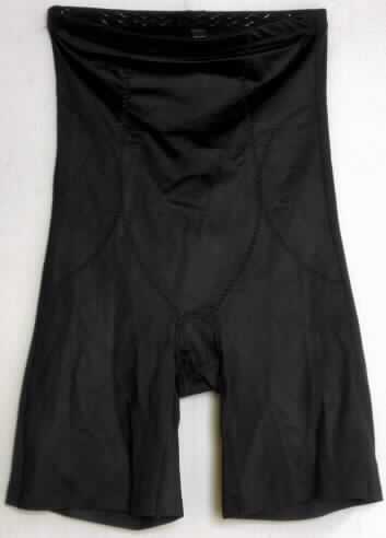 Miederhose, sog. Playtex Taillienformer langes Bein Pure Control, Art. 004262, Größe EU 40, Foto siehe Anlage,
- aus ca. 0,6 mm dicken, einfarbigen Gewirken aus laut Antrag 74% Polyamid und 
  26% Elasthan (beide synthetische Chemiefasern),
- als lange, klassische Miederhose gearbeitet; mit einer Seitenlänge von ca. 50 cm,
- über die Taille nach oben reichend, mit elastischen Bund,
- die Gewirke sind längselastisch, in der Querrichtung ist die Elastizität begrenzt; im 
  vorderen Bauchbereich und in Hüfthöhe doppellagig gearbeitet (ca. 1,0 mm),
- mit Zwickel; Gesäß im unteren Bereich durch Raffung der Mittelnaht leicht konvex 
  ausgearbeitet,
- besitzt aufgrund der Materialzusammensetzung, der Schnittform (lange Miederhose), der 
  Konstruktion und Verarbeitung die Eigenschaft, gewisse Teile des Körpers zu stützen 
  (damit kein Slip der Position 6108).


"Den Hüftgürteln ähnliche Ware, aus Gewirken, Miederhose"