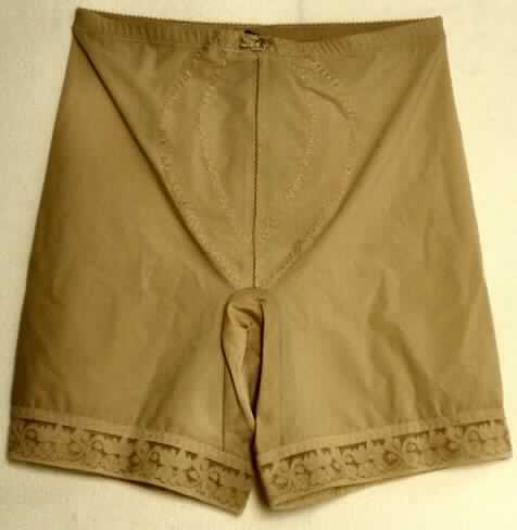 Miederhose, sog. Playtex - Kaum zu Glauben - Miederhose lang, Art. 002646, Größe EU 80, Foto siehe Anlage,
- aus bis zu ca.  0,5 mm dicken, einfarbigen, elastischen Gewirken aus laut Antrag 
  47% Polyamid und 53 % Elasthan (beides Chemiefasern),
- als klassische, lange Miederhose gearbeitet (Seitenlänge: ca. 39 cm),
- im vorderen Bauchbereich doppellagig gearbeitet (verstärkte Bauchpartie, ca. 0,8 mm), 
  dadurch nicht mehr querelastisch,
- mit einem ca. 18 mm breiten Taillenbund mit eingenähtem, elastischem Band,
- mit Zwickel,
- an den Beinabschlüssen gesäumt und mit angenähten, elastischen Bändern ausgestattet,
- besitzt aufgrund der Materialzusammensetzung, der Schnittform (klassische, lange 
  Miederhose), der Konstruktion und Verarbeitung die Eigenschaft, gewisse Teile des Körpers 
  zu stützen, somit keine Kleidung des Kapitels 61.

"Den Hüftgürteln ähnliche Ware, aus Gewirken, Miederhose"