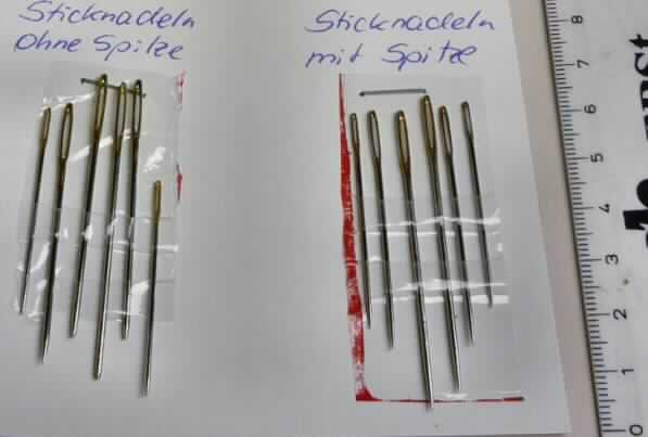 Es handelt sich um 12 unterschiedlich lange und dicke Nadeln aus Stahl mit teilweise stumpfem bzw. zugespitztem Stift an einem Ende und einem Nadelöhr am anderen Ende. Die Erzeugnisse sind auf einer Blisterkarte aufgemacht und dienen zum Aussticken von Tischdecken mittels eines Fadens.
- Antragstellerangaben -

Abbildung siehe Anlage.

Derartige Waren gehören als "Sticknadeln aus Stahl" zur Codenummer 7319 9010 00 des Integrierten Zolltarifs der EG (TARIC).