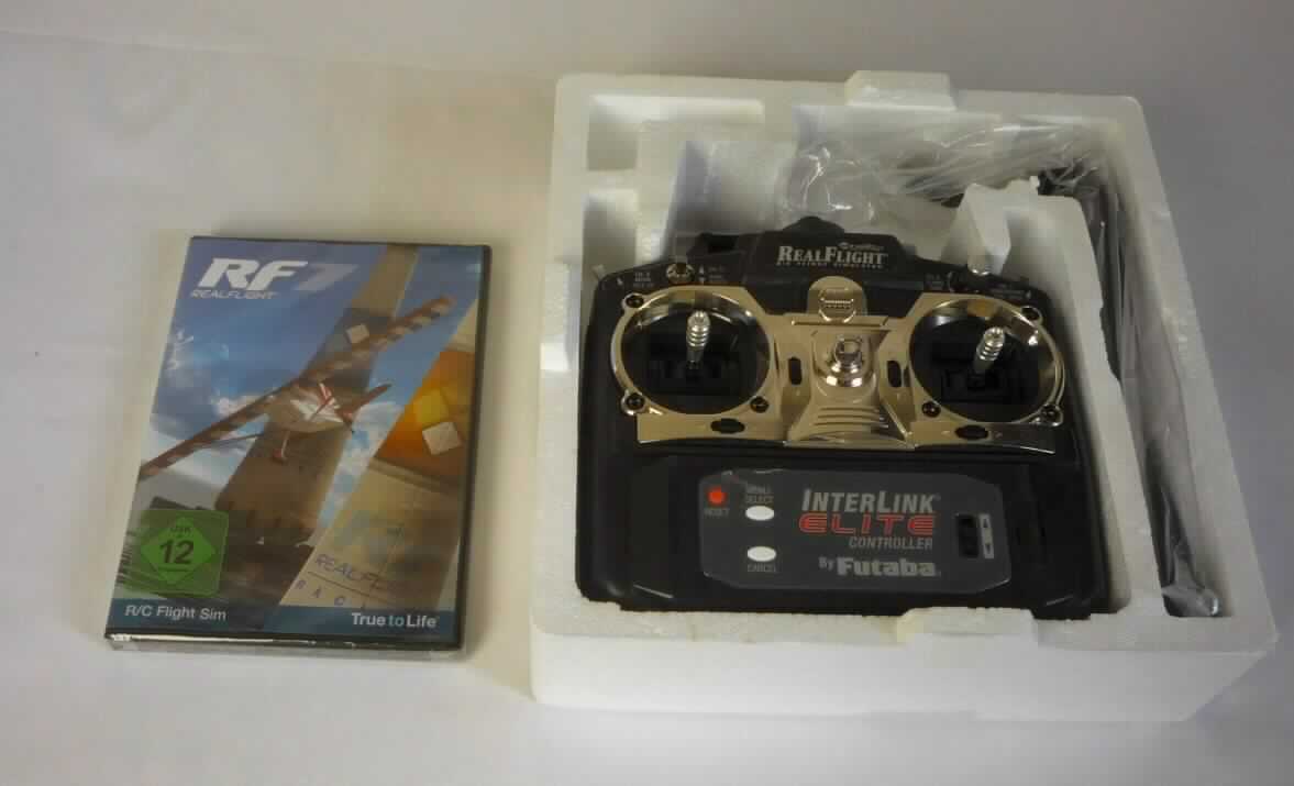 Bei dem sog. Flugsimulator-Spiel handelt es sich um eine Warenzusammenstellung, bestehend aus einem optischen Aufzeichnungsträger in Form einer DVD-ROM (Digital versatile disc - DVD) mit Aufzeichnung, einer Fernsteuerung (Controller) und zwei Anschlusskabel.

Die in einer Kunststoffhülle mit Anleitung befindliche DVD und die weiteren Bestandteile sind gemeinsam in einem bedruckten Pappkarton verpackt; sie bilden eine Warenzusammenstellung in Aufmachung für den Einzelverkauf. Die DVD bestimmt hinsichtlich des Wertes den Charakter des Ganzen.

Die DVD-Disc beinhaltet eine Programmsoftware für ein Computerspiel zur Verwendung mit einer automatischen Datenverarbeitungsmaschine (PC). 

Das Erzeugnis ist als "Platte, optischer Aufzeichnungsträger, mit Aufzeichnung, Platte ("disc") für Laserabnehmersysteme, "Digital versatile disc - (DVD)", keine Tonaufzeichnungen der Lesung eines Buches enthaltend" einzureihen.

Anlage: 1 Abbildung