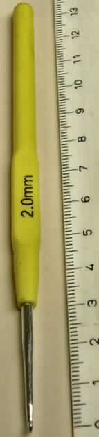 Es handelt sich um ca. 14 cm lange Häkelnadeln aus Stahl mit unterschiedlichem Durchmesser (2,0 mm, 2,5 mm, 3,0 mm und 3,5 mm), die mit einem Griff aus Kunststoff ausgestattet sind.
Die Häkelnadeln werden einzeln auf einer Blisterverpackung aufgemacht.
-Materialangaben laut Antragsteller-

Bei der aus verschiedenen Stoffen zusammengesetzten Ware bestimmt der Stahl insbesondere im Hinblick auf die Verwendung den Charakter der Ware.

Abbildung siehe Anlage.

Derartige Erzeugnisse gehören als "andere Nadeln aus Stahl" zur Codenummer 7319 9090 00 des Integrierten Zolltarifs der EG (TARIC).