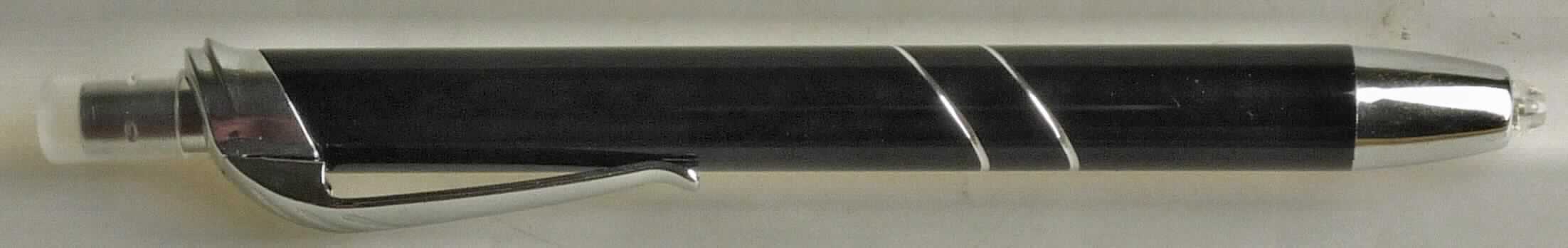 Es handelt sich bei dem sog. "LED Ball Pen" (Art.: 55350) um einen Kugelschreiber, der im Wesentlichen aus einem mehrteiligen, aufschraubbaren Gehäuse mit einem Drücker zum Ausfahren der Mine, einem Halteclip aus Metall und einer auswechselbaren Mine mit pastöser Tinte mit einer Schreibkugel besteht.

Der blau schreibende, schwarze, mit chromfarbenen Zierringen versehene Metall-Druckkugelschreiber ist in der transparenten Spitze mit einem zuschaltbaren LED-Leselicht ausgestattet.

Im Hinblick auf die Bedeutung für die Verwendung bestimmt der Kugelschreiber den Charakter der aus verschiedenen Bestandteilen zusammengesetzten Ware.

Die Ware ist als "Kugelschreiber, nicht mit flüssiger Tinte, mit auswechselbarer Mine" einzureihen.