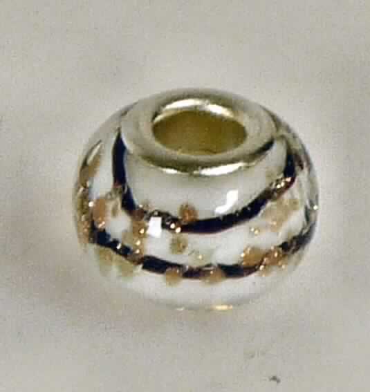 Glasperlen, sog. Schmuck/Perle, Art. 337107, Foto siehe Anlage, 
- ovale, steinförmige Erzeugnisse aus lt. Antrag Glas,
- mit einer glatten Oberfläche,
- entlang der Mittelache vollständig durchbohrt und mit einer Einfassung auf beiden Seiten
  des Bohrlochs aus unedlem Metall, 
- mit einem Durchmesser von ca. 1,4 cm und einer Dicke von ca. 1,1 cm,
- u. a. an den Außenseiten ohne scharfkantige Schleifflächen, die Waren stellen sich daher nicht
  als geschliffen und mechanisch poliert dar,
- ohne Hinweise auf Handarbeit,
- keine Nachahmungen von Perlen,
- keine Nachahmungen von Edel- oder Schmucksteinen,
- dienen zu Schmuckzwecken.

"Glasperlen, nicht geschliffen und mechanisch poliert, nicht handgearbeitet"