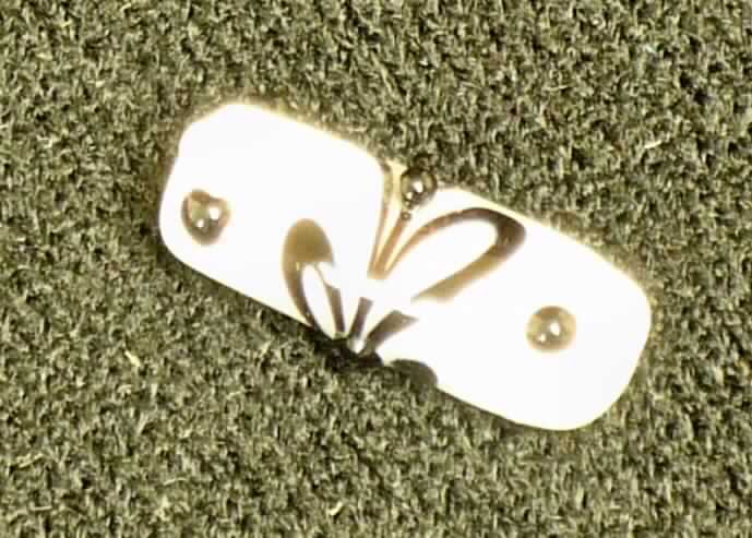 Glasperlen, sog. Schmuck/Perle, Art. 337106, Foto siehe Anlage, 
- röhrenförmige, massive Erzeugnisse aus lt. Antrag Glas,
- mit einer weißen, glatten Grundfläche und leicht erhabenen schwarzen Punkten,
- in Längsrichtung vollständig durchbohrt, 
- mit einem Durchmesser von ca. 0,7 cm und einer Länge von ca. 1,7 cm,
- u. a. an den Außenseiten ohne scharfkantige Schleifflächen, die Waren stellen sich daher nicht
  als geschliffen und mechanisch poliert dar,
- ohne Hinweise auf Handarbeit,
- keine Nachahmungen von Perlen,
- keine Nachahmungen von Edel- oder Schmucksteinen,
- dienen zu Schmuckzwecken.

"Glasperlen, nicht geschliffen und mechanisch poliert, nicht handgearbeitet"