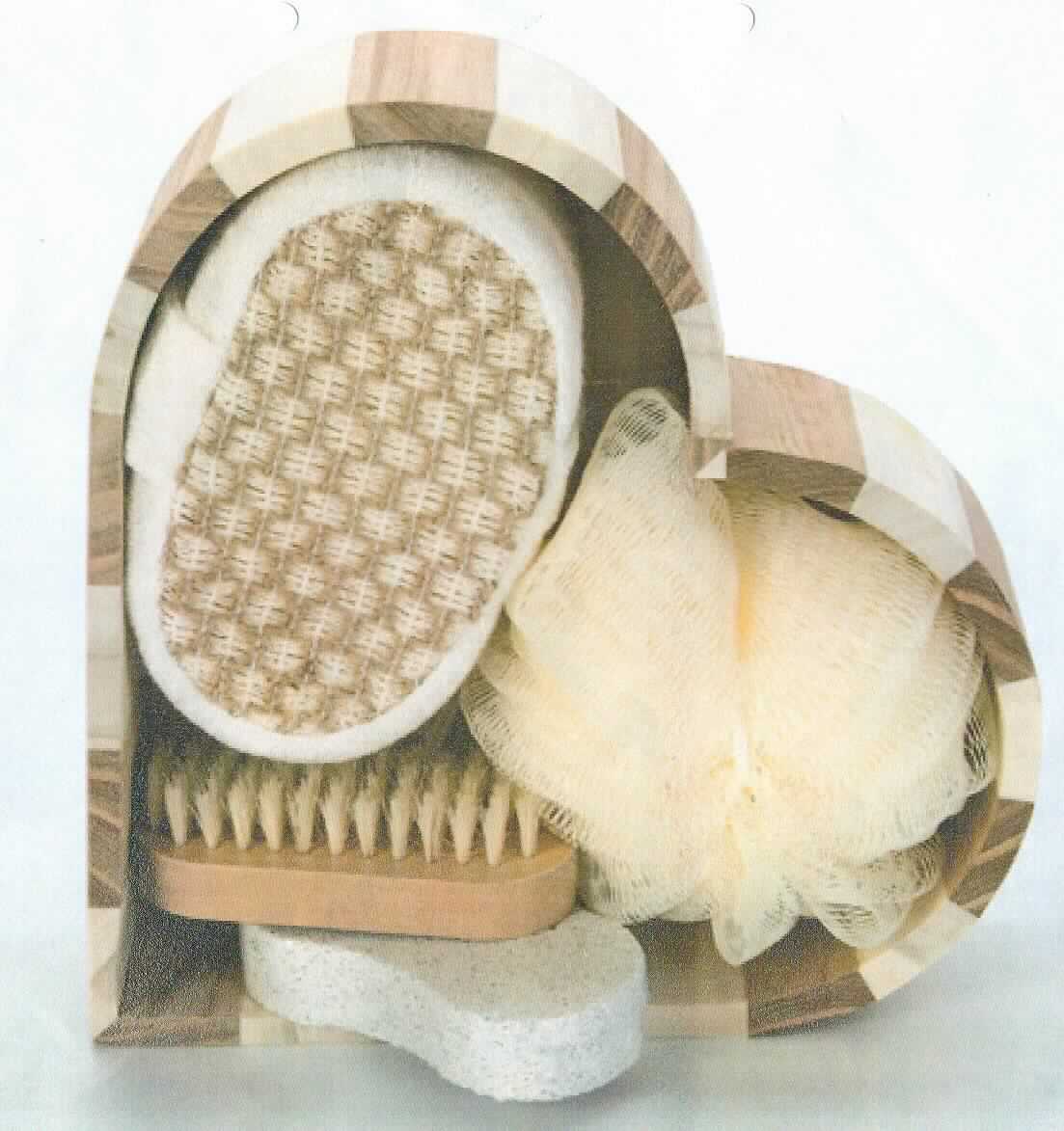 Wellnes-Set, Art. 3237711, Foto siehe Anlage, 
- bestehend aus einem Massagepad, einem Netzschwamm, einem Bimsstein, einer Nagelbürste und 
  einer Holzbox,
- als Warenzusammenstellung in einer Kunststofffolie verpackt, zur Befriedigung eines speziellen Bedarfs 
  zusammengestellt und für den Einzelverkauf aufgemacht,
- Wäsche zur Körperpflege:
-- Massagepad:
   in zylindrischer Form, mit elliptischer Grundfläche; in den Abmessungen (L x B x H): ca. 13 cm x 9 cm x 5 cm;
   mit einer Wand, einer Oberfläche und einem angenähten Handgriff aus einem Schlingengewirke (Frottierware) 
   aus 100 % Polyester (synthetische Chemiefasern) sowie einer Grundfläche aus einem Kettengewirke aus laut 
   Antrag 100 % Ramie (pflanzlicher Spinnstoff der Pos. 5305), mit einem Kern aus Zellkunststoff; 
   die Gewirke sind im Hinblick auf die Verwendung gegenüber dem Zellkunststoff als charakterbestimmend 
   anzusehen (somit keine Ware der Position 3924); die die Massageseite bildenden Kettengewirke bestimmen 
   insbesondere im Hinblick auf die Verwendung zur Körpermassage den Charakter der Ware,
-- Netzschwamm (Wäsche zur Körperpflege ):
   aus einem schlauchartigen Flächenerzeugnis aus zwei Lagen parallel gelegter Monofile (Garne) aus 
   Chemiefasern, die im spitzen Winkel übereinander liegen und an den Berührungspunkten miteinander verklebt 
   sind; derartige Erzeugnisse sind den Geweben der Kapitel 50 bis 55 gleichgestellt (somit keine Ware des 
   Kapitels 39), ziehharmonikaartig gefaltet und in der Mitte kugelförmig (Durchmesser ca. 11 cm) zusammen-
   gebunden sowie mit einer Schlaufe ausgestattet,
-- beide werden üblicherweise regelmäßig gewaschen; durch Zusammenfügen konfektioniert,
-- soll zum Einseifen und Massieren beim Duschen oder Baden verwendet werden und stellt sich damit als Wäsche
   zur Körperpflege dar,
- Bimsstein (Hornhautfeile):
  poröser, hellbeiger Kunststein annähernd in Form einer Acht; in den Abmessungen (L x B x H): ca. 9,5 cm x 
  4,5 cm x 2 cm; mit einer Kordel versehen und in einer Kunststofffolie verpackt; dient der Hornhautentfernung,
- Bürste (Nagelbürste):
  in ovaler Form; einschließlich der Borsten in den Abmessungen (L x B x H): ca. 10 cm x 4 cm x 3,5 cm; 
  mit einem Körper aus Holz; beidseitig mit eingelassenen Borstenbüscheln; dient zur Reinigung der Nägel,
- Innenausstattungsgegenstand aus Holz (Holzbox):
  in Form einer herzförmigen Schale, in den Abmessungen (L x B x H): ca. 22 cm x 22 cm x 6 cm;
  aus verschiedenfarbigen Hölzern; dient zur Bereithaltung der vorgenannten Gegenstände,
- im Hinblick auf die Menge sind die beiden Wäschestücke zur Körperpflege (Position 6302) gegenüber dem 
  Bimsstein, der Nagelbürste und der Holzbox jeweils charakterbestimmend, nach dem Wert jedoch bestimmt die 
  Holzbox den Charakter der Warenzusammenstellung; die Warenzusammenstellung ist somit der von den
  gleichermaßen in Betracht kommenden Positionen (4420/6302) der in der Nomenklatur zuletzt genannten
  zuzuweisen; innerhalb der Position 6302 bestimmt im Hinblick auf den Wert das Massagepad den Charakter 
  der Warenzusammenstellung.

"Wäsche zur Körperpflege (Massagepad), aus Spinnstoffen, aus Ramie"