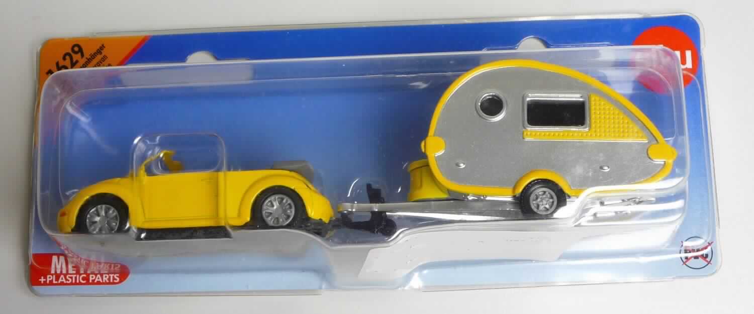 Bei den durch ein Warenmuster veranschaulichten und als "PKW mit Wohnwagen, Art. 10 1629 000 00"  bezeichneten Erzeugnissen handelt es sich um Spielzeug in Form von im Gussverfahren hergestellter Miniaturmodelle, bestehend aus:
- dem Modell eines PKW-Cabrios,
- mit den Abmessungen von etwa 7,7 cm x 3,5 cm x 2,8 cm, 
-- aus überwiegend unedlem Metall (-lt. Antragsangaben- Zinkdruckguss) und Kunststoff, mit 
   freilaufenden Rädern,
- dem Modell eines Wohnwagenanhängers,
-- mit den Abmessungen von etwa 8,7 cm x 3,9 cm x 4,3 cm,
-- aus überwiegend unedlem Metall (-lt. Antragsangaben- Zinkdruckguss) und Kunststoff, mit
    freilaufenden Rädern,
-- von dem Zugfahrzeug (Cabrio) trennbar,
- dient der spielerischen Unterhaltung von Kindern,
- gemeinsam auf einer bedruckten Pappkarte mit Blisterhaube für den Einzelverkauf 
  aufgemacht.

Zolltariflich liegt "anderes als in den Unterpositionen (KN) 9503 0010 bis 9503 0081 erfasstes Spielzeug, 
im Gussverfahren hergestellte Miniaturmodelle aus Metall" vor.