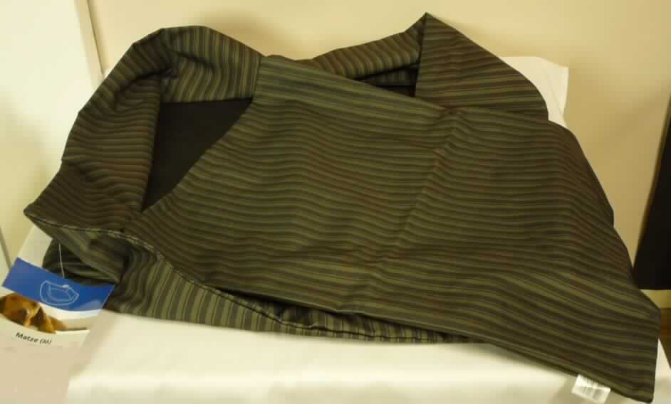 Andere konfektionierte Spinnstoffware, sog. leere Inletthüllen zur Befüllung für Hundebett Matze,
Foto siehe Anlage,
- etwa in den Abmessungen: 68 cm (Breite) x 54 cm (Tiefe) x 26 cm (Höhe); vorn mit einer
  Aussparung zum leichteren Einstieg für den Hund,
- mit einem Boden aus Vliesstoff aus Polyester (synthetische Chemiefasern),
- mit Seitenteilen aus mit einem Streifenmuster bedruckten Geweben aus Polyester,
- mit einer rechteckigen, herausnehmbaren, in Form einer Kissenhülle gearbeiteten Einlage 
  aus dem gleichen Gewebe,
- durch Zusammennähen konfektioniert; nicht handgearbeitet,
- soll befüllt als Hundebett dienen (wird damit als fertige/befüllte Ware weder vom Warenkreis
  der Position 4201 noch von Warenkreis der Position 9404 erfasst),
- nach dem Verwendungszweck ohne raumbezogene Funktion, somit keine Ware zur Innen-
  ausstattung der Position 6304,
- ohne Gestell/Rahmen, u. a. deshalb kein Möbel des Kapitels 94,
- im Hinblick auf den Umfang und den Gesamteindruck bestimmen die Gewebe den Charakter
  der Ware.

"Andere konfektionierte Ware (Hundebett), aus Spinnstoffen, 
 aus Geweben (charakterbestimmend), nicht handgearbeitet
 und aus Vliesstoff"