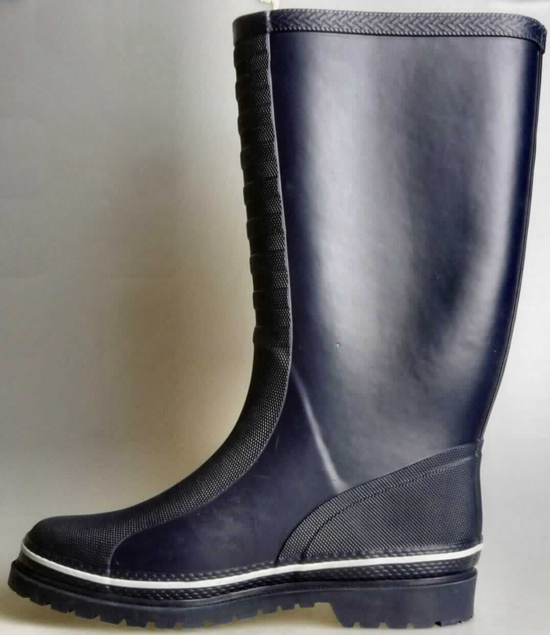 Stiefel (lt. Antrag: "Herrengummistiefel, blau", Foto siehe Anlage)
- wasserdicht,
- mit Laufsohlen aus (lt. Antrag) Kautschuk,
- mit Oberteil aus (lt. Antrag) Kautschuk; das Oberteil ist weder mit der Laufsohle noch selbst 
  durch Nähen, Nieten, Nageln, Schrauben, Stecken oder ähnliche Verfahren zusammengefügt,
- mit angeklebtem Innenfutter,
- ohne Metallschutz in der Vorderkappe,
- den Knöchel, jedoch nicht das Knie bedeckend

"Wasserdichte Schuhe mit Laufsohlen und Oberteil aus Kautschuk, bei denen weder das Oberteil mit der Laufsohle
 noch das Oberteil selbst durch Nähen, Nieten, Nageln, Schrauben, Stecken oder ähnlichen Verfahren 
 zusammengefügt ist, ohne Metallschutz in der Vorderkappe, den Knöchel, jedoch nicht das Knie bedeckend"