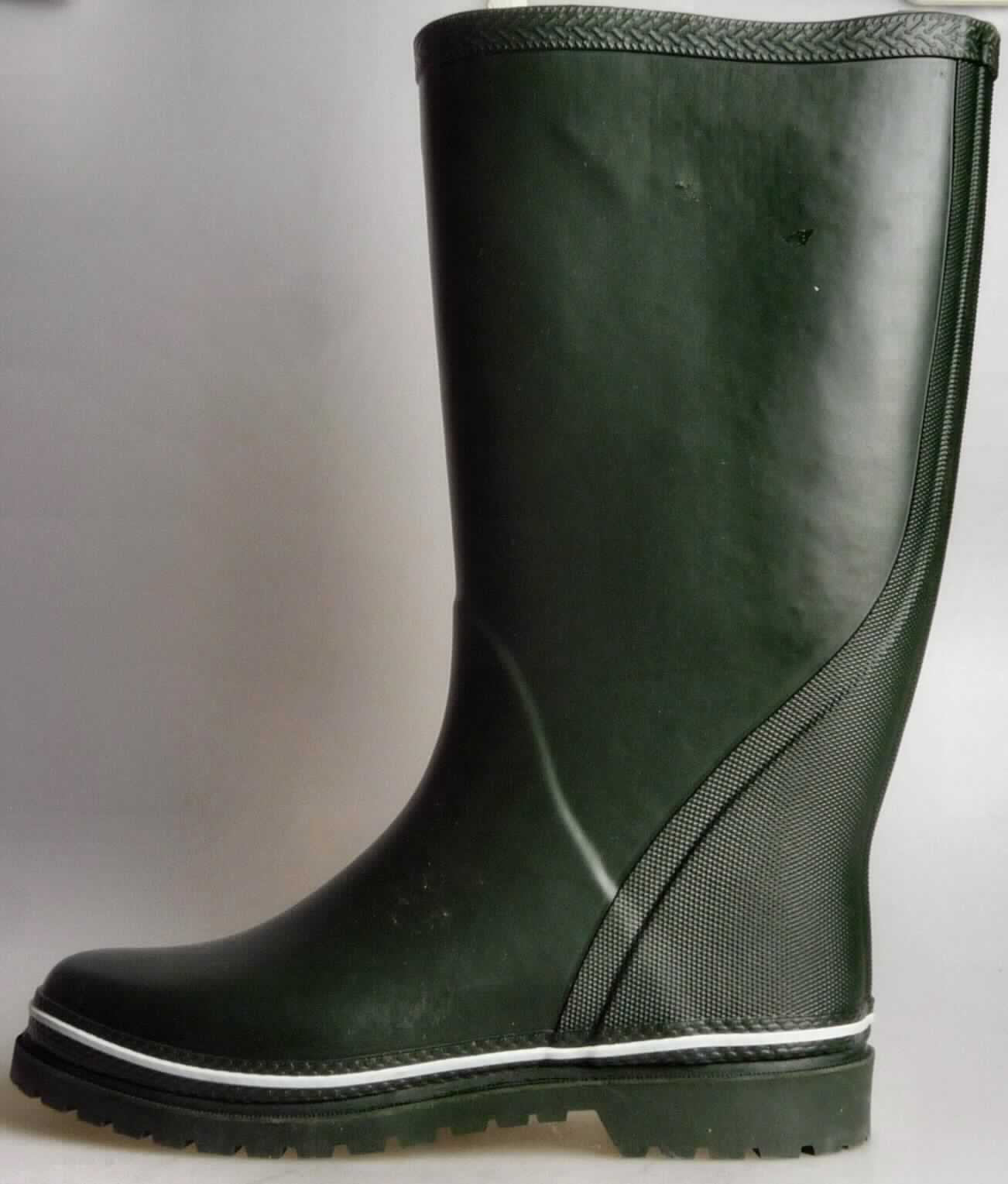 Stiefel (lt. Antrag: "Herrengummistiefel, grün", Foto siehe Anlage)
- wasserdicht,
- mit Laufsohlen aus (lt. Antrag) Kautschuk,
- mit Oberteil aus (lt. Antrag) Kautschuk; das Oberteil ist weder mit der Laufsohle noch selbst 
  durch Nähen, Nieten, Nageln, Schrauben, Stecken oder ähnliche Verfahren zusammengefügt,
- mit angeklebtem Innenfutter,
- ohne Metallschutz in der Vorderkappe,
- den Knöchel, jedoch nicht das Knie bedeckend

"Wasserdichte Schuhe mit Laufsohlen und Oberteil aus Kautschuk, bei denen weder das Oberteil mit der Laufsohle
 noch das Oberteil selbst durch Nähen, Nieten, Nageln, Schrauben, Stecken oder ähnlichen Verfahren 
 zusammengefügt ist, ohne Metallschutz in der Vorderkappe, den Knöchel, jedoch nicht das Knie bedeckend"