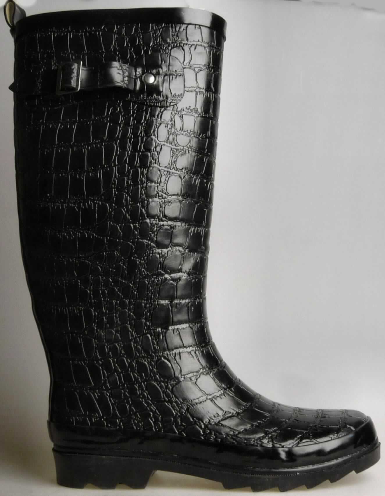 Stiefel (lt. Antrag: "Damengummistiefel, schwarz", Foto siehe Anlage)
- wasserdicht,
- mit Laufsohlen aus (lt. Antrag) Kautschuk,
- mit Oberteil aus (lt. Antrag) Kautschuk; das Oberteil ist weder mit der Laufsohle noch selbst 
  durch Nähen, Nieten, Nageln, Schrauben, Stecken oder ähnliche Verfahren zusammengefügt,
- mit angeklebtem Innenfutter,
- ohne Metallschutz in der Vorderkappe,
- den Knöchel, jedoch nicht das Knie bedeckend

"Wasserdichte Schuhe mit Laufsohlen und Oberteil aus Kautschuk, bei denen weder das Oberteil mit der Laufsohle
 noch das Oberteil selbst durch Nähen, Nieten, Nageln, Schrauben, Stecken oder ähnlichen Verfahren 
 zusammengefügt ist, ohne Metallschutz in der Vorderkappe, den Knöchel, jedoch nicht das Knie bedeckend"