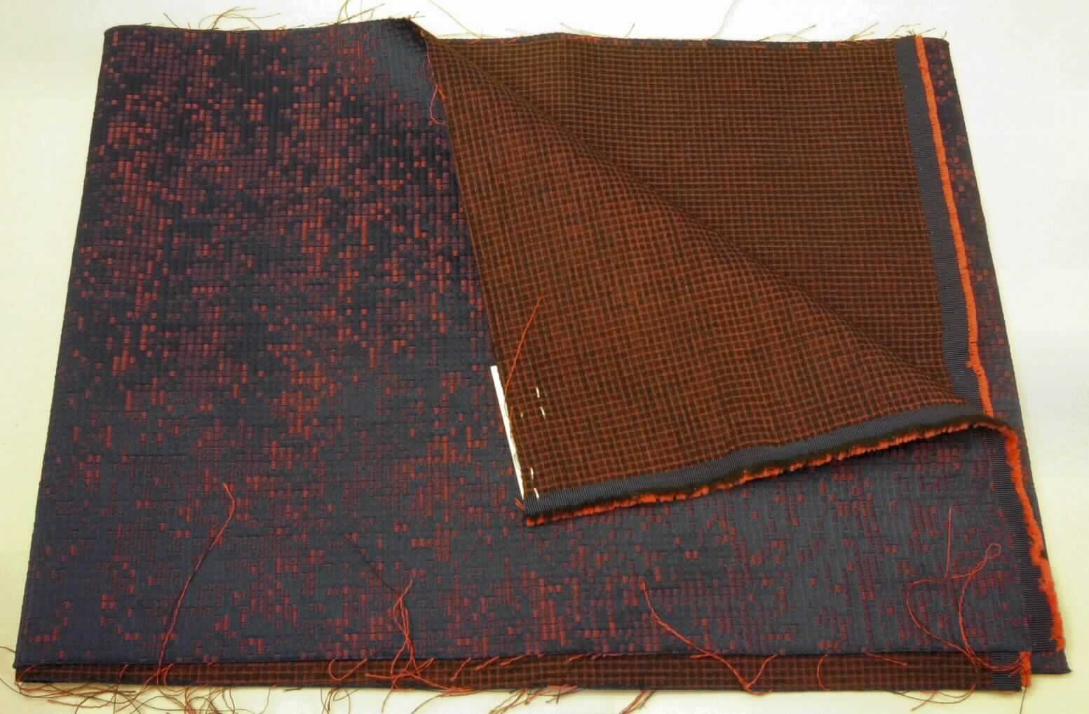 Jacquardgewebe, sog. Stoff. Art. Nr. 2640 01 bis 14, Suri, Foto siehe Anlage,
- als Meterware; laut Antrag mit einer Breite von 139 cm,
- laut Untersuchungsergebnis:
-- buntgewebtes Jacquardgewebe,
-- aus ungezwirnten und nicht hochfesten Garnen:
--- aus Kettgarnen aus synthetischen Filamenten (laut Antrag Polyester) und aus schwarzen Schussgarnen aus
    synthetischen Spinnfasern (laut Antrag: Polyacryl) sowie aus roten Schussgarnen aus Baumwolle,
-- folgende Antragsangaben können als zutreffend angesehen werden:
--- Polyester-Filamente (synthetische Filamente) von 42 GHT,
--- Polyacryl-Spinnfasern (synthetische Spinnfasern) von 21 GHT,
--- Baumwolle von 37 GHT.

"Gewebe aus Garnen aus synthetischen Filamenten, anderes als in den Unterpositionen 5407 10 bis 5407 74
 genannte, mit einem Anteil an synthetischen Filamenten von weniger als 85 GHT, hauptsächlich mit Baumwolle
 gemischt, buntgewebt"