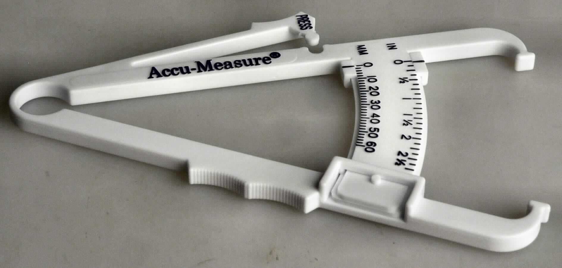 Fettmesszange bzw. Hautfaltendickenmesser, sog. Fat Caliper, bestehend aus einer zangenartigen, speziellen Gabellehre aus Kunststoff mit zwei Spannfedern an einem annähernd dreieckigen, fächerartigen Körper mit einer aufgedruckten Skalierung, welche für den Handgebrauch vorgesehen und mit einem Daumendruckhebel versehen ist.
Äußere Form: siehe Abbildungen in der Anlage.
Die mittels Daumen und Zeigefinger erzeugte Hautfalte wird in die Vorrichtung eingelegt. Auf der Skala ist nun die Hautfaltendicke in Millimeter (mm) ablesbar. In den beiden in der beiliegenden Gebrauchsanweisung abgedruckten Interpretationstabellen für Frauen und Männer kann dieser Messwert ausgewertet werden. Das Gerät soll so der Ermittlung des Körperfettanteils beim Menschen dienen.

Die in einem Blister verpackte Ware wird als "Längenmessgerät für den Handgebrauch, im Kapitel 90 anderweit weder genannt noch inbegriffen, nicht von den Unterpositionen (KN) 9017 1010 bis 9017 2090 erfasst" eingereiht.