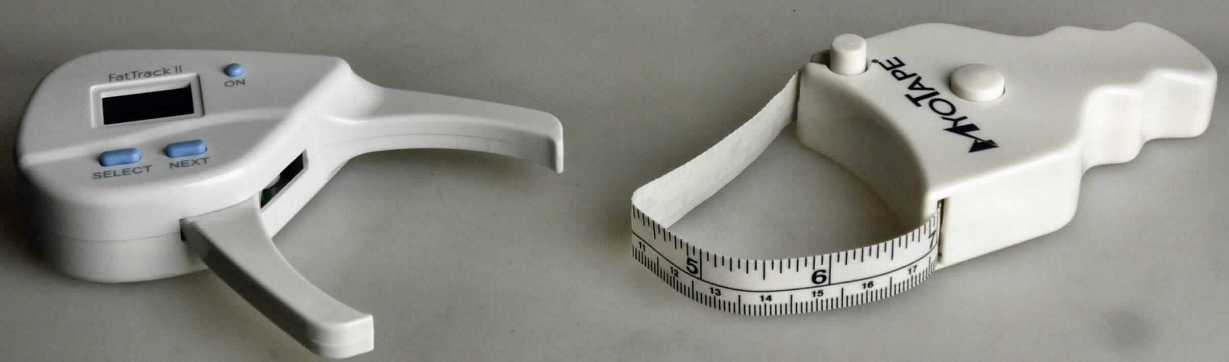 Fettmesszange bzw. Hautfaltendickenmesser, sog. Fat Track Gold II Digitaler Body Fett Caliper, in Form einer Warenzusammenstellung in Aufmachung für den Einzelverkauf; bestehend aus dem digitalen Fett-Caliper in Form einer zangenartigen, speziellen Vorrichtung aus Kunststoff für den Handgebrauch mit Bedienelementen in Form von Drucktastknöpfen, einem LC-Display und einem Batteriefach sowie einem sog. Myotape, einem Maßband mit Maßeinteilung in einem Kunststoffgehäuse zur Messung des Körperumfangs (z. B. der Taille und anderer Körperpartien). 
Äußere Form: siehe Abbildungen in der Anlage.
Eine mit Daumen und Zeigefinger erzeugte Hautfalte wird in die beiden Messarme des batteriebetriebenen Calipers mit einem Messbereich von 1 bis 60 mm eingelegt (charakterbestimmender Bestandteil im Hinblick auf die Verwendung). Dieser misst das Körperfett bei Menschen und zeigt die Messwerte in Körperfett-Prozenten auf dem LC-Display an (Bewertung basierend auf Geschlecht, Alter und Körperfett). Ein Signalton bestätigt den korrekten Druck. In den beiden in der beiliegenden Gebrauchsanweisung abgedruckten Interpretationstabellen für Frauen und Männer kann dieser Messwert ausgewertet werden. Der in einem Blister verpackten Ware liegen eine 3-Volt-Lithiumbatterie sowie Auswertungssoftware bei. 

Die Ware wird als "Längenmessgerät für den Handgebrauch, im Kapitel 90 anderweit weder genannt noch inbegriffen, nicht von den Unterpositionen (KN) 9017 1010 bis 9017 2090 erfasst" eingereiht.