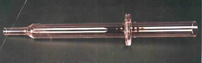 Andere Ware aus Glas, sog. Quarzrohr, Art.-Nr.: 91-00422 A, "Tube Plasma", (ein Warenmuster lag nicht vor, Einreihung anhand der Antragsangaben, Abbildung siehe Anlage, 
- Glasröhre aus geschmolzenem Quarz, an beiden Seiten offen, 
- mit einer Länge von ca. 31 cm und einem Durchmesser von ca. 2,5 cm, an einer Seite am Ende verjüngt 
  (Durchmesser ca. 1 cm),
- von der breiteren Seite ausgehend, im oberen Drittel mit einer Haltevorrichtung in Form eines ca. 1 cm 
  breiten Ringes um die Röhre, 
- Teil einer Anlage, die Wafer (Halbleiter) trockenätzt, 
- zur Verwendung in Diffusions- und Oxidationsöfen bei der Herstellung von Halbleitermaterialien (lt. Antrag), 
- dient während des Ätzvorgangs der Abdeckung und damit dem Schutz darunterliegen der Teile (z.B. Metalle),
- keine Zuweisung zu Kap. 84, weil dort Glaswaren zu technischen Zwecken ausgenommen sind.

"Andere Ware aus Glas, Reagenzröhren und Halterungen aus Quarz zur Verwendung in Diffusions- und Oxidationsöfen bei der Herstellung von Halbleitermaterialien"