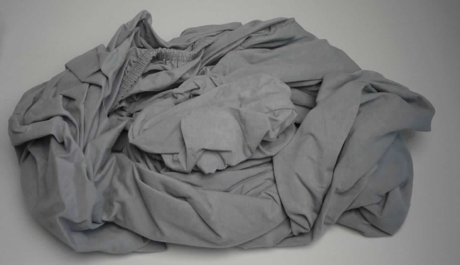 Bettwäsche, sog. Spannbettlaken, Bella Vita, Foto siehe Anlage,
- in einem Polybeutel mit bedrucktem Pappeinleger verpackt,
- der Matratzenform entsprechend gearbeitet; laut Antrag in der Größe 90 cm x 200 cm - 100 cm x 220 cm,
- aus ca. 0,8 mm dicken, einfarbigen Gewirken aus laut Antrag 97 % Baumwolle und 3 % Elasthan (synthetische 
  Chemiefasern),
- an den Rändern mit einem eingenähten, elastischen Zug, so dass das Betttuch über herkömmliche Matratzen 
  gezogen werden kann, 
- u. a. durch Zusammennähen konfektioniert,
- wird üblicherweise gewaschen.

"Bettwäsche aus Spinnstoffen, aus Gewirken"