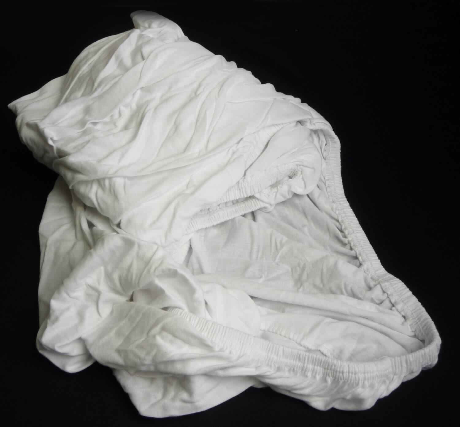 Bettwäsche, sog. Spannbettlaken, Lucina, Foto siehe Anlage,
- zwei Stück in einem Polybeutel mit bedrucktem Pappeinleger verpackt,
- der Matratzenform entsprechend gearbeitet; laut Antrag in der Größe 60 cm x 120 cm - 70 cm x 140 cm,
- aus ca. 0,6 mm dicken, einfarbigen Gewirken aus laut Antrag 100 % Baumwolle,
- an den Rändern mit einem eingenähten, elastischen Zug, so dass das Betttuch über herkömmliche Matratzen 
  gezogen werden kann, 
- u. a. durch Zusammennähen konfektioniert,
- wird üblicherweise gewaschen.

"Bettwäsche aus Spinnstoffen, aus Gewirken"