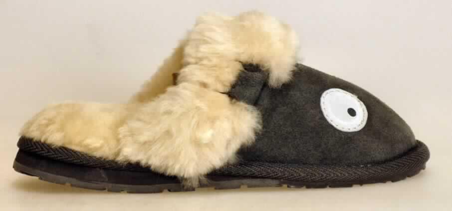 Pantoffeln (lt. Antrag: "Kinder-Hausschuhe Lamb K 10121", Foto siehe Anlage)
- mit Laufsohlen aus (lt. Antrag) Kautschuk; ohne Hauptsohle aus Holz,
- mit Oberteil (geschlossenes Blatt) aus Leder,
- mit einer Randeinfassung aus Pelzfell,
- mit aufgesetztem Firmenemblem und zwei Lederscheiben verziert,
- mit eingeklebtem Innenfutter aus Pelzfell,
- ohne Schutz in der Vorderkappe,
- den Knöchel nicht bedeckend,
- kennzeichnen sich aufgrund des äußeren Erscheinungsbildes und der Ausstattung als
  Schuhe für den häuslichen Wohnbereich

"Schuhe (Pantoffeln) mit Laufsohlen aus Kautschuk und Oberteil aus Leder, andere als in den UPos. 6403 1200 bis 6403 9938 genannt"