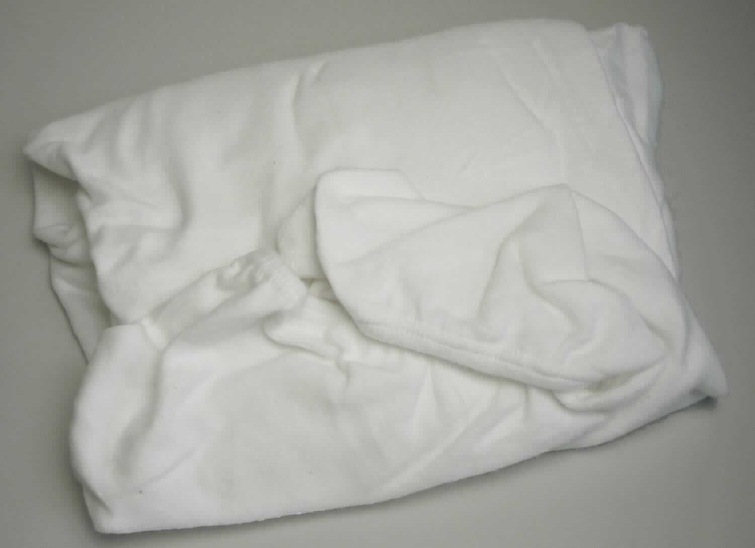 Bettwäsche, sog. Matratzenauflage, Secure, Foto siehe Anlage,
- in einem Polybeutel mit bedrucktem Pappeinleger verpackt,
- der Matratzenform entsprechend gearbeitet; laut Antrag in der Größe 90 cm x 200 cm - 100 cm x 220 cm,
- aus ca. 1,6 mm dicken, einfarbigen Schlingengewirken aus laut Antrag 80 % Baumwolle und 20 % Polyester 
  (synthetische Chemiefasern),
- an den Rändern mit einem eingenähten, elastischen Zug, so dass die Matratzenauflage als Schonbezug über 
  herkömmliche Matratzen gezogen werden kann, um ein Verschmutzen der Matratze zu verhindern,
- u. a. durch Zusammennähen konfektioniert,
- wird üblicherweise gewaschen.

"Bettwäsche aus Spinnstoffen, aus Gewirken"