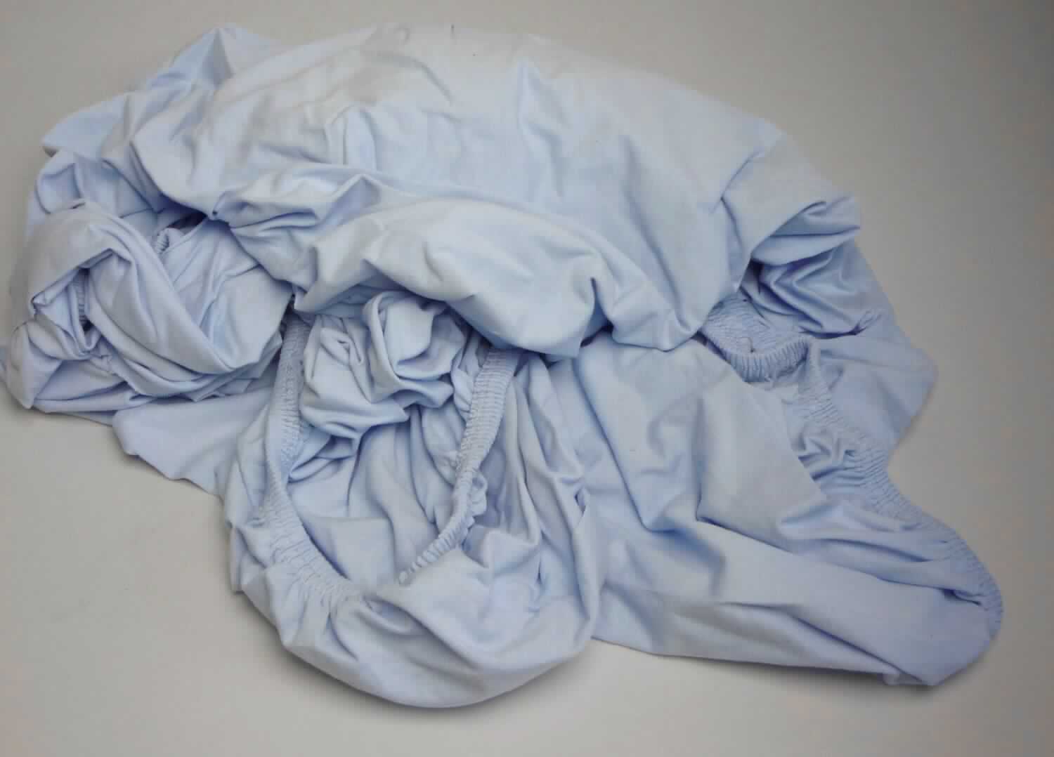 Bettwäsche, sog. Topper Spannbettlaken, Casca, Foto siehe Anlage,
- in einem Polybeutel mit bedrucktem Pappeinleger verpackt,
- der Matratzenform entsprechend gearbeitet; laut Antrag in der Größe 90 cm x 200 cm - 100 cm x 220 cm,
- aus ca. 0,8 mm dicken, einfarbigen Gewirken aus laut Antrag 97 % Baumwolle und 3 % Elasthan (synthetische
  Chemiefasern),
- an den Rändern mit einem eingenähten, elastischen Zug, so dass das Betttuch über herkömmliche Matratzen 
  gezogen werden kann, 
- u. a. durch Zusammennähen konfektioniert,
- wird üblicherweise gewaschen.

"Bettwäsche aus Spinnstoffen, aus Gewirken"