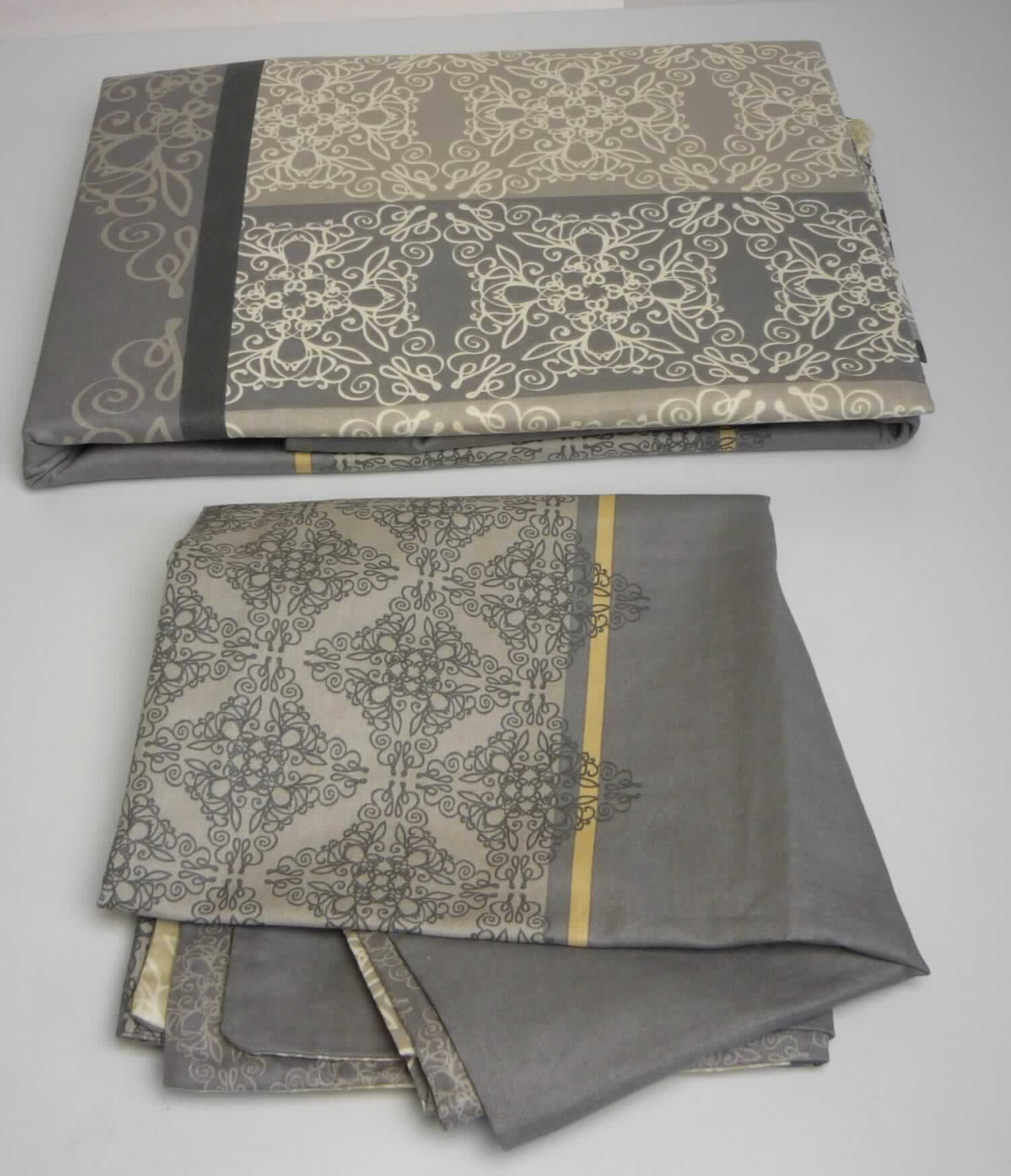 Bettwäsche, sog. Bettwäsche, Fashion, Foto siehe Anlage,
- gemeinsam in einem Polybeutel mit bedrucktem Pappeinleger verpackt, 
- zweiteilige Zusammenstellung, bestehend aus einem Deckbettbezug und einem Kopfkissenbezug, keine 
  Einreihung als Warenzusammenstellung, da beide Waren derselben Position / Unterposition der Kombinierten 
  Nomenklatur zuzuweisen sind,
- annähernd rechteckig, laut Antrag in den Abmessungen von 155 cm x 200 cm und 80 cm x 80 cm,
- aus ca. 0,3 mm dicken, bedruckten (nicht nach dem Batik-Verfahren handbedruckt) Geweben aus laut Antrag
  100 % Baumwolle,
- am unteren Rand jeweils mit einer Öffnung mit Reißverschluss,
- durch Zusammennähen konfektioniert,
- ohne Hinweise auf die Herstellung auf Handwebstühlen,
- wird üblicherweise gewaschen und kennzeichnet sich nach dem Verwendungszweck und der Material-
  beschaffenheit als Bettwäsche.

"Bettwäsche, aus Spinnstoffen, aus Geweben, bedruckt, aus Baumwolle, nicht auf Handwebstühlen hergestellt,
 nicht nach dem Batikverfahren handbedruckt"