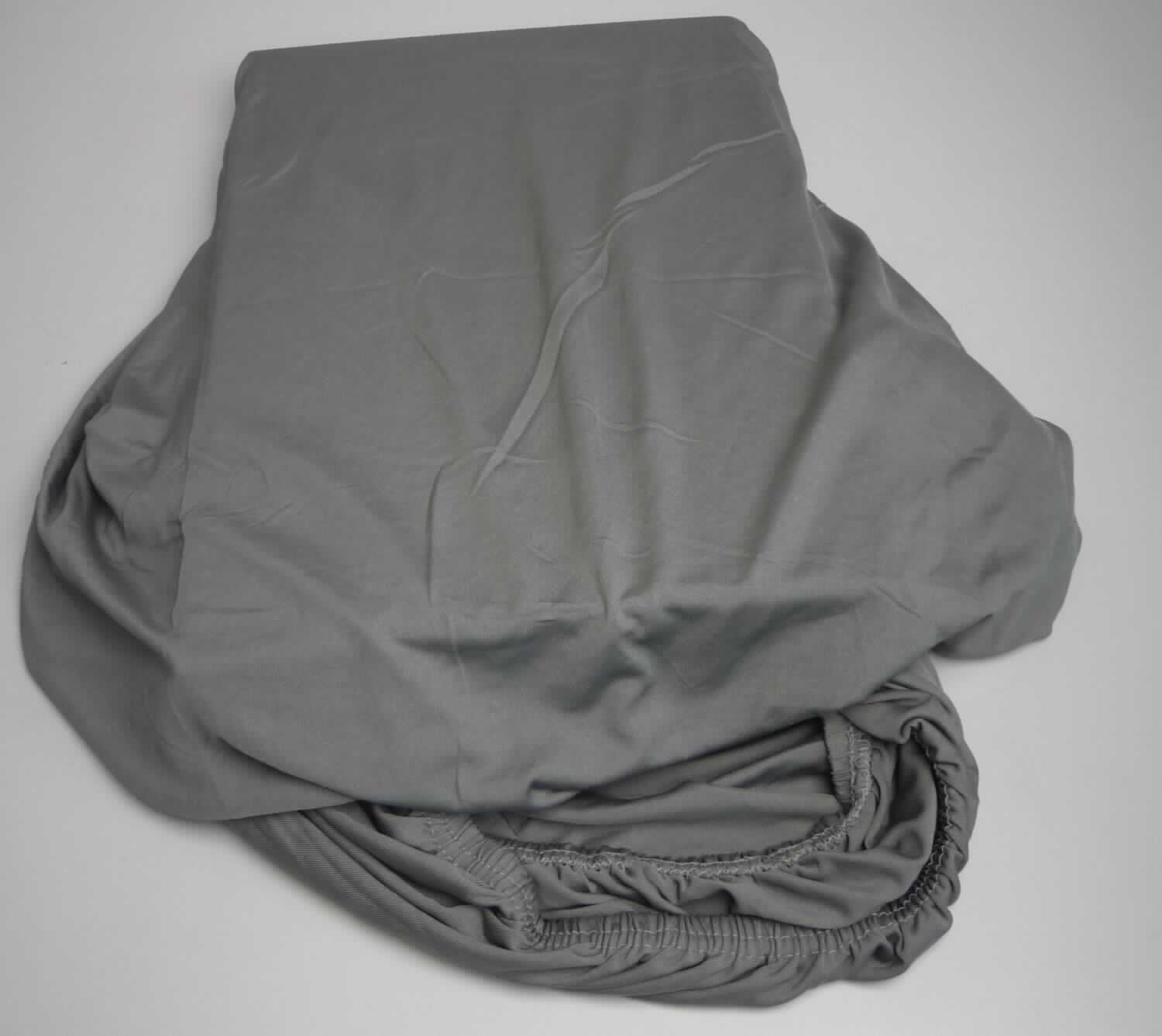 Bettwäsche, sog. Spannbettlaken, Jade, Foto siehe Anlage,
- in einem Polybeutel mit Pappeinleger verpackt,
- der Matratzenform entsprechend gearbeitet; laut Antrag für die Matratzengröße 90 cm x 200 cm -
  100 cm x 200 cm, 
- aus ca. 0,5 mm dicken, einfarbigen Gewirken aus laut Antrag 100 % Polyester (synthetische Chemiefasern), 
- an den Rändern mit einem eingenähten, elastischen Zug, sodass das Bettlaken über herkömmliche Matratzen 
  gezogen werden kann, 
- u. a. durch Zusammennähen konfektioniert,
- wird üblicherweise gewaschen. 

"Bettwäsche aus Spinnstoffen, aus Gewirken"