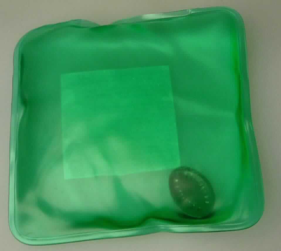 Angaben:
Gel-/Wärmekissen Quadrat, Art.-Nr. 06171. Es handelt sich um ein flaches, mit einem grünen Gel gefülltes Kissen aus durchsichtiger, verschweißter PVC-Kunststofffolie (ca. 10 x 10 cm). Auf dem Erzeugnis befindet sich ein Aufkleber mit Anwendungshinweisen. In dem Gel befindet sich ein kleines Metallplättchen. Durch knicken des Metallplättchens wird ein Kristallisationsprozess ausgelöst, bei dem Wärme frei wird. Zur Reaktivierung kann der Inhalt in kochendem Wasser wieder verflüssigt werden.

Befund:
Chemische Erzeugnisse und Zubereitungen der chemischen Industrie oder verwandter Industrien (einschließlich Mischungen von Naturprodukten), anderweit weder genannt noch inbegriffen; chemische Erzeugnisse oder Zubereitungen, überwiegend aus organischen Verbindungen bestehend, anderweit weder genannt noch inbegriffen; in flüssiger Form bei 20 °C; andere.