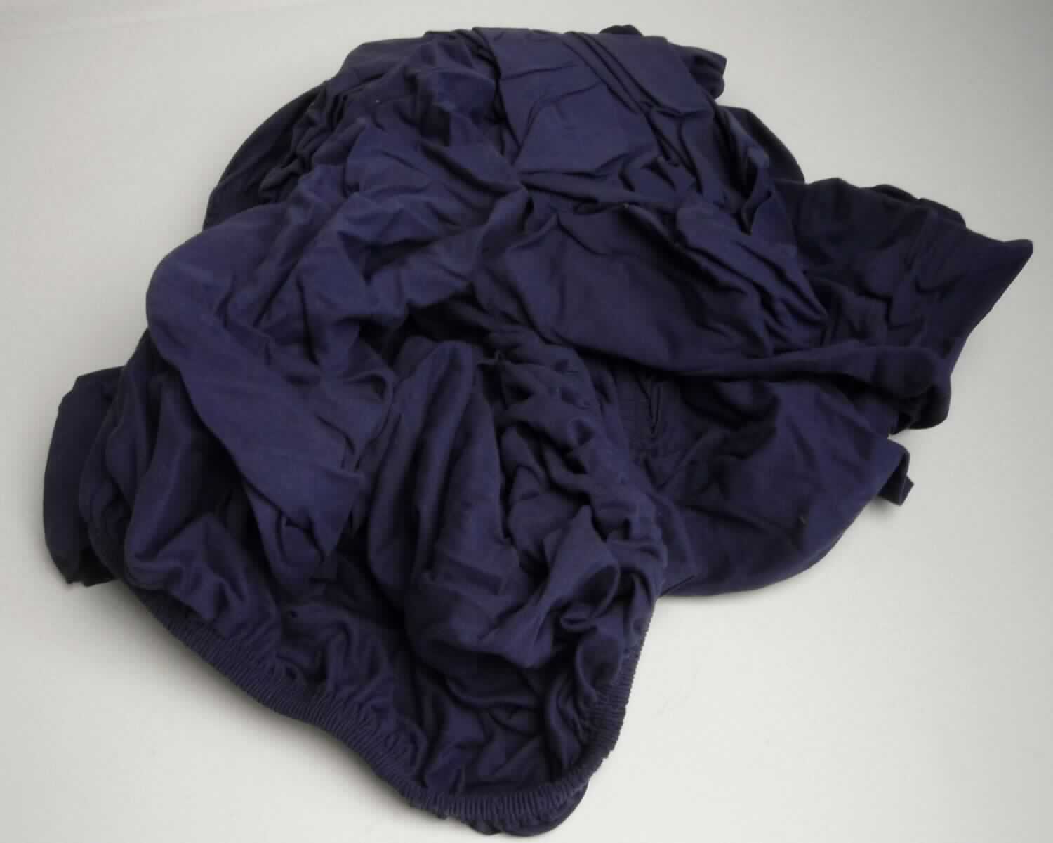 Bettwäsche, sog. Topper Spannbettlaken, Pur, Foto siehe Anlage,
- in einem Polybeutel mit Pappeinleger verpackt,
- der Matratzenform entsprechend gearbeitet; laut Antrag für die Matratzengröße 140 cm x 200 cm - 
  160 cm x 220 cm, 
- aus ca. 0,6 mm dicken, einfarbigen Gewirken aus laut Antrag 100 % Baumwolle, 
- an den Rändern mit einem eingenähten, elastischen Zug, sodass das Bettlaken über herkömmliche Matratzen 
  gezogen werden kann, 
- u. a. durch Zusammennähen konfektioniert,
- wird üblicherweise gewaschen.

"Bettwäsche aus Spinnstoffen, aus Gewirken"