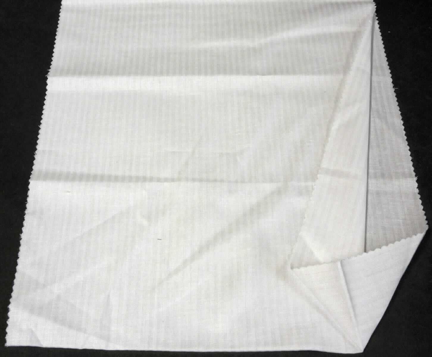 Gewebe, Foto siehe Anlage,
- laut Antrag:
-- als Meterware; mit einer Breite von ca. 150 cm,
-- aus Garnen aus Baumwolle und aus synthetischen Spinnfasern (Polyester),
-- mit einem Anteil an Baumwolle von ca. 71 GHT und an synthetischen Spinnfasern von ca. 29 GHT,
-- mit einem Quadratmetergewicht von ca. 115 - 120 g,
-- gebleicht,
-- in Köperbindung (Fischgrat),
-- nicht auf Handwebstühlen hergestellt.

"Gewebe aus Baumwolle, mit einem Anteil an Baumwolle von weniger als 85 GHT, ausschließlich mit   
 Chemiefasern gemischt, mit einem Quadratmetergewicht von weniger als 200 g, gebleicht, in Köperbindung, 
 nicht auf Handwebstühlen hergestellt"