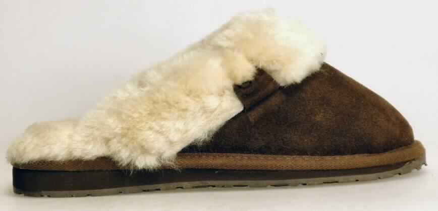 Pantoffeln (lt. Antrag: "Damen Hausschuh Jolie W 10015", Foto siehe Anlage)
- mit Laufsohlen aus (lt. Antrag) Kautschuk; ohne Hauptsohle aus Holz,
- mit Oberteil (geschlossenes Blatt) aus Leder,
- mit einer Randeinfassung aus Pelzfell,
- mit aufgesetztem Firmenemblem verziert,
- mit eingeklebtem Innenfutter aus Pelzfell,
- ohne Schutz in der Vorderkappe,
- den Knöchel nicht bedeckend,
- kennzeichnen sich aufgrund des äußeren Erscheinungsbildes und der Ausstattung als
  Schuhe für den häuslichen Wohnbereich

"Schuhe (Pantoffeln) mit Laufsohlen aus Kautschuk und Oberteil aus Leder, andere als in den UPos. 6403 1200 bis 6403 9938 genannt"