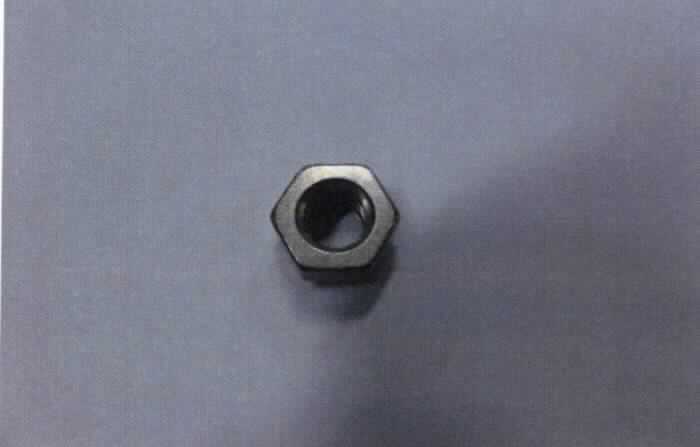 Es handelt sich um aus nicht rostendem Stahl gefertigte Muttern mit einem Außensechskant und einem durchgehenden Innengewinde (Lochweite: ca. 5 mm). Auf einer Seite des Gewindes sind sie mit drei "Zähnen" ausgestattet.
Die Erzeugnisse weisen einen Außendurchmesser von ca. 10 mm und eine Höhe von ca. 5 mm auf. Sie werden als lösbare Verbindungselemente in Abgasturboladern verwendet.
-Antragstellerangaben-

Abbildung siehe Anlage.

Derartige Erzeugnisse gehören als "andere Muttern aus nicht rostendem Stahl, mit Gewinde" zum TARIC-Code 7318 1639 90.