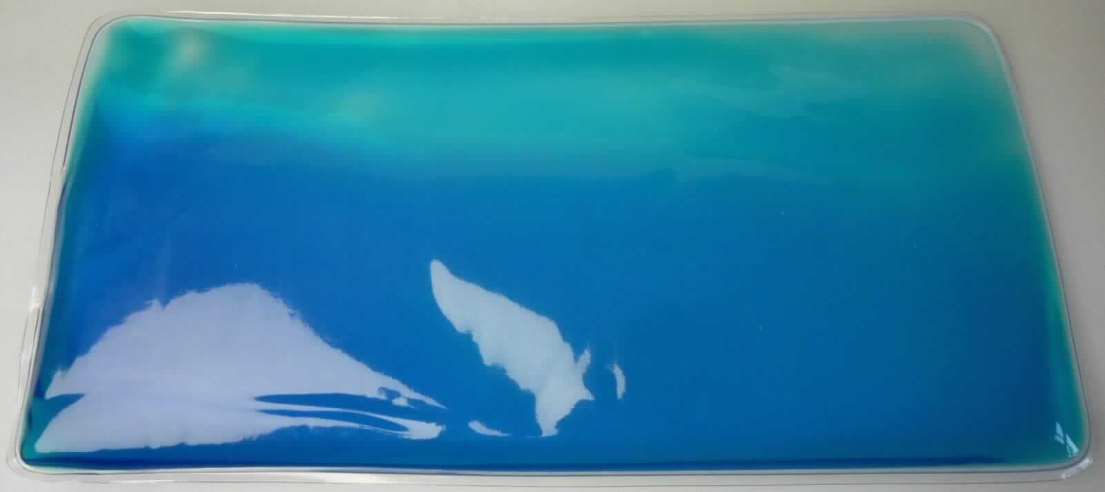 Angaben des Antragstellers:
Kühl-/Wärmekissen aus PVC, gefüllt mit transparent-blauem Gel.

Feststellungen:
Bei der vorgelegten Ware handelt es sich um ein flaches Gelpad aus durchsichtiger, verschweißter Kunststofffolie (Maße ca. 26 cm x 13,5 cm) gefüllt mit einem blauen Gel. Das Gelpad ist in einer Pappfaltschachtel in Aufmachung für den Einzelverkauf verpackt. Die Verpackung trägt Hinweise zur Anwendung als Kühl- oder Wärmekompresse am Körper.

Befund:
Chemische Erzeugnisse und Zubereitungen der chemischen Industrie oder verwandter Industrien (einschließlich Mischungen von Naturprodukten), anderweit weder genannt noch inbegriffen; andere.