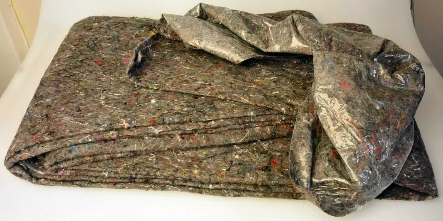 Nadelfilz, sog. Maler-Abdeckvlies, Foto siehe Anlage, 
- in einem Polybeutel mit einem Pappeinleger verpackt,
- rechteckig zugeschnitten, somit nicht konfektioniert,
- laut Antrag in den Abmessungen (L x B): 3 m x 1 m, 
- aus Nadelfilz, somit keine Ware der Position 5603,
- aus Reißspinnstoff (laut Antrag gemischte Fasern), 
- einseitig mit einer klarsichtigen Kunststofffolie (kein Zellkunststoff) versehen,
- augenscheinlich mit einem Anteil des Spinnstoffs von über 50 GHT.

"Filz (Nadelfilz), mit Lagen versehen"