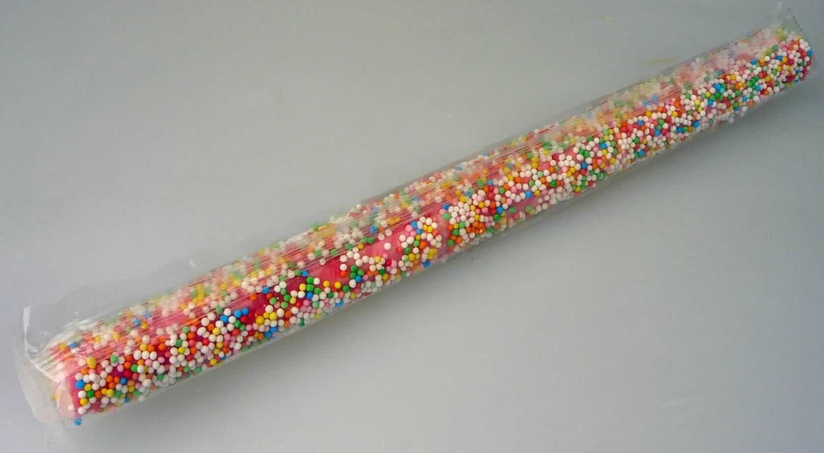Zuckerware; Zuckerstange mit Zuckerperlen

Bei dem vorgelegten Warenmuster handelt es sich um eine rosa Zuckerstange, die mit farbigem Zuckerperlen dekoriert ist (Durchmesser: ca. 1,5 cm, Länge: ca. 23 cm). Die Zuckerstange ist in Kunststofffolie verpackt und mit einem Etikett versehen.

Nach den hier durchgeführten Untersuchungen gemäß Verordnung (EG) Nr. 900/2008 i.V.m. VO (EU) Nr. 118/2010 enthält die Probe:
Stärke/Glucose: 25 GHT bis weniger als 50 GHT
Saccharose/Invertzucker/Isoglucose: mehr als 50 GHT 

Milchfett und Milchprotein werden als Inhaltsstoffe auf Grund der Zutatenliste und der Warenbeschaffenheit ausgeschglossen.

Es liegt eine aus verschiedenen Bestandteilen, Hartkaramelle und Dragees, bestehende Ware vor, deren Charakter durch die Hartkaramellenstange bestimmt wird. Das Erzeugnis ist als Zuckerware, Hartkaramelle, auch gefüllt, in die Unterposition 17049071 der Kombinierten Nomenklatur einzureihen.