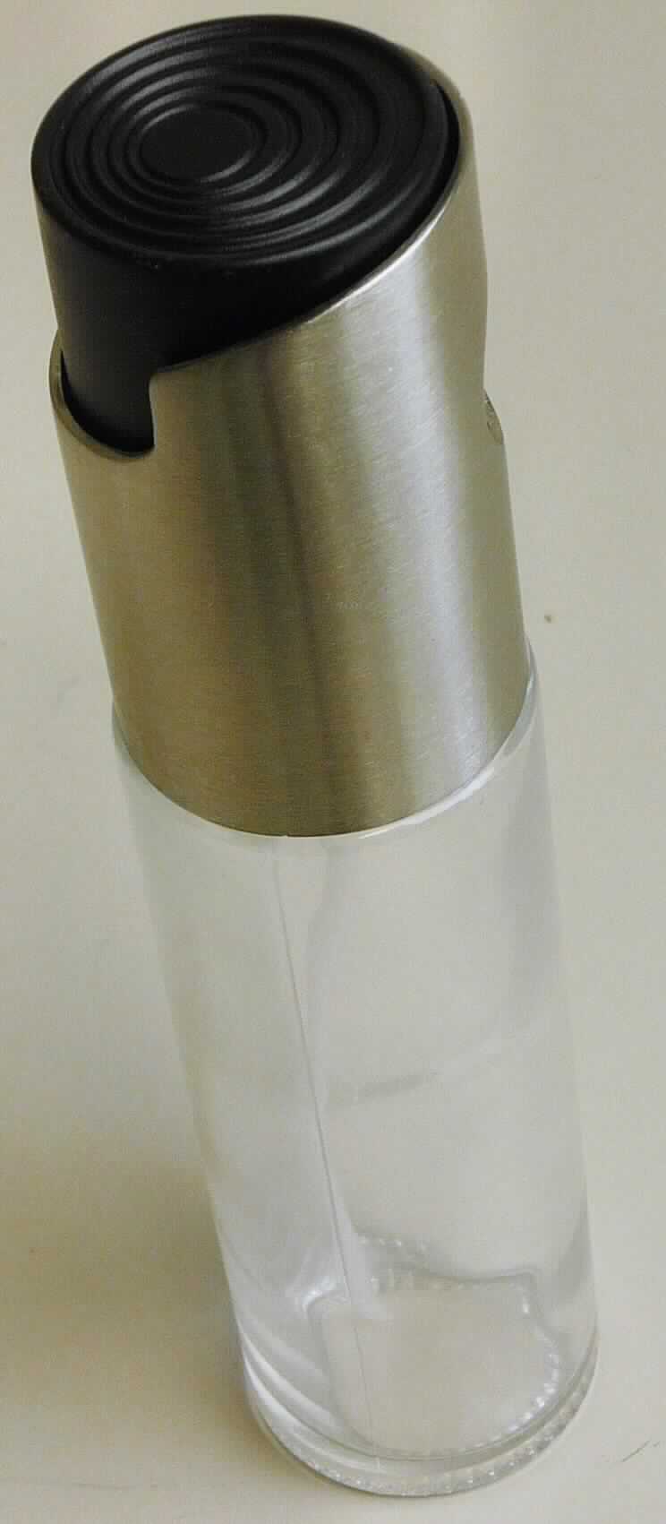 Essig-/ Öl-Sprüher Art. 19956,
- aus einem zylinderförmigen Aufnahmebehälter aus Glas, einem darauf abnehmbar aufgesetzten, 
  von Hand zu betätigenden Sprühkopf mit integrierter Zerstäuberdüse, Fingermulde und 
  Ansaugschlauch aus Kunststoff in einer zylinderförmigen Hülle aus Edelstahl (Abbildung siehe Anlage),
- zum Zerstäuben von Essig oder Öl über Salate etc.

"Mechanischer Apparat zum Zerstäuben von Flüssigkeiten, nicht von den Codenummern 8424 1000 00 0 bis 8424 8199 00 0 erfasst - sog. Essig-/Öl-Sprüher"